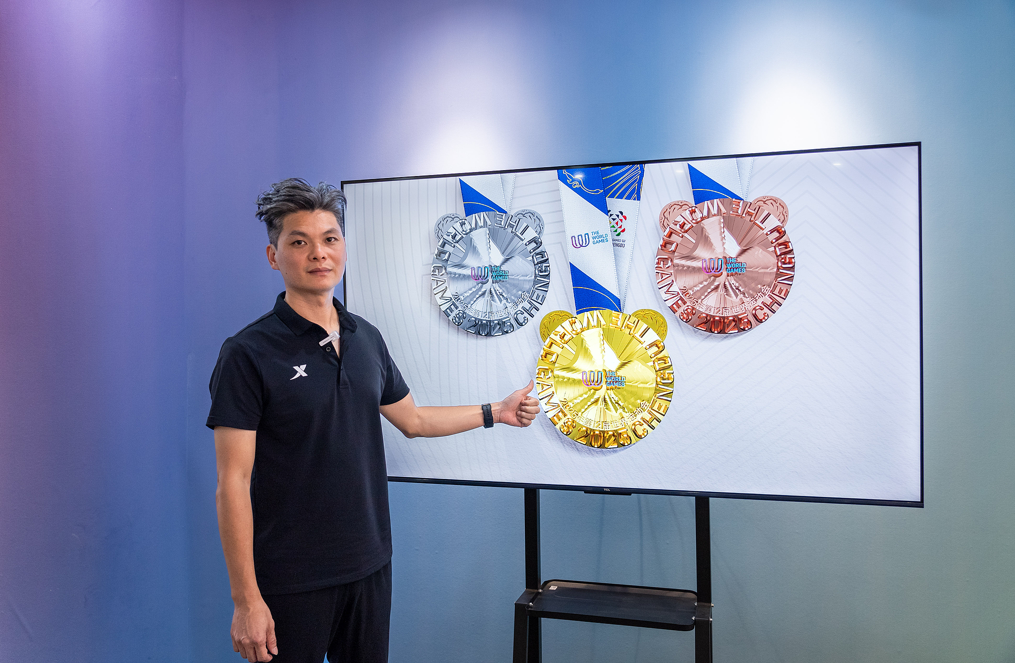 Chief designer Wu Fulai discusses the design of the medals for the 12th IWGA World Games in Chengdu, southwest China's Sichuan Province, June 19, 2025. /VCG