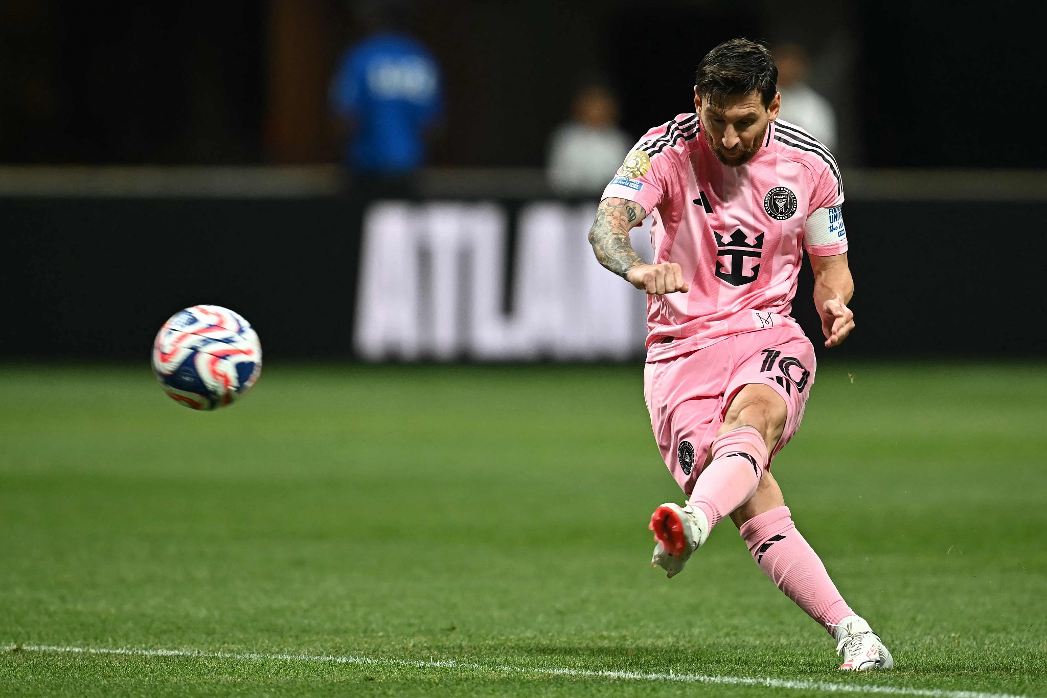 Lionel Messi of Inter Miami scores against Porto with a free kick in a Group A match at the FIFA Club World Cup at Mercedes-Benz Stadium in Atlanta, Georgia, June 10, 2025. /VCG