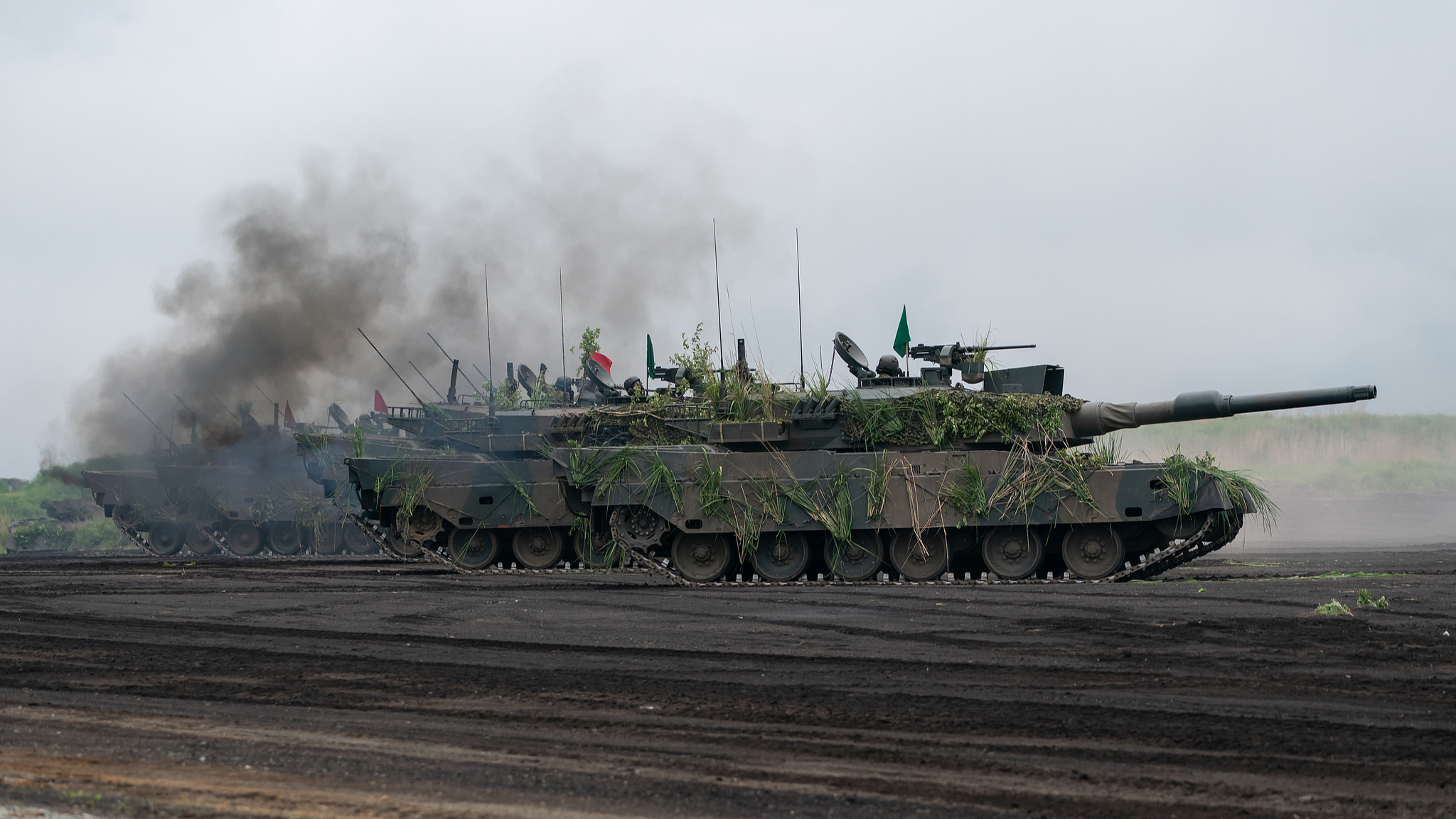 Japan Ground Self-Defense Force battle tanks move during a live-fire exercise at the East Fuji Maneuver Area in Gotemba, Japan, June 8, 2025. /VCG