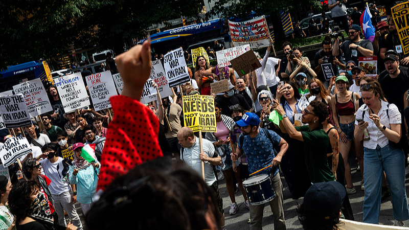 People in Columbus Circle protest the U.S. airstrikes on Iran's nuclear facilities, in New York, U.S., June 22, 2025. /VCG