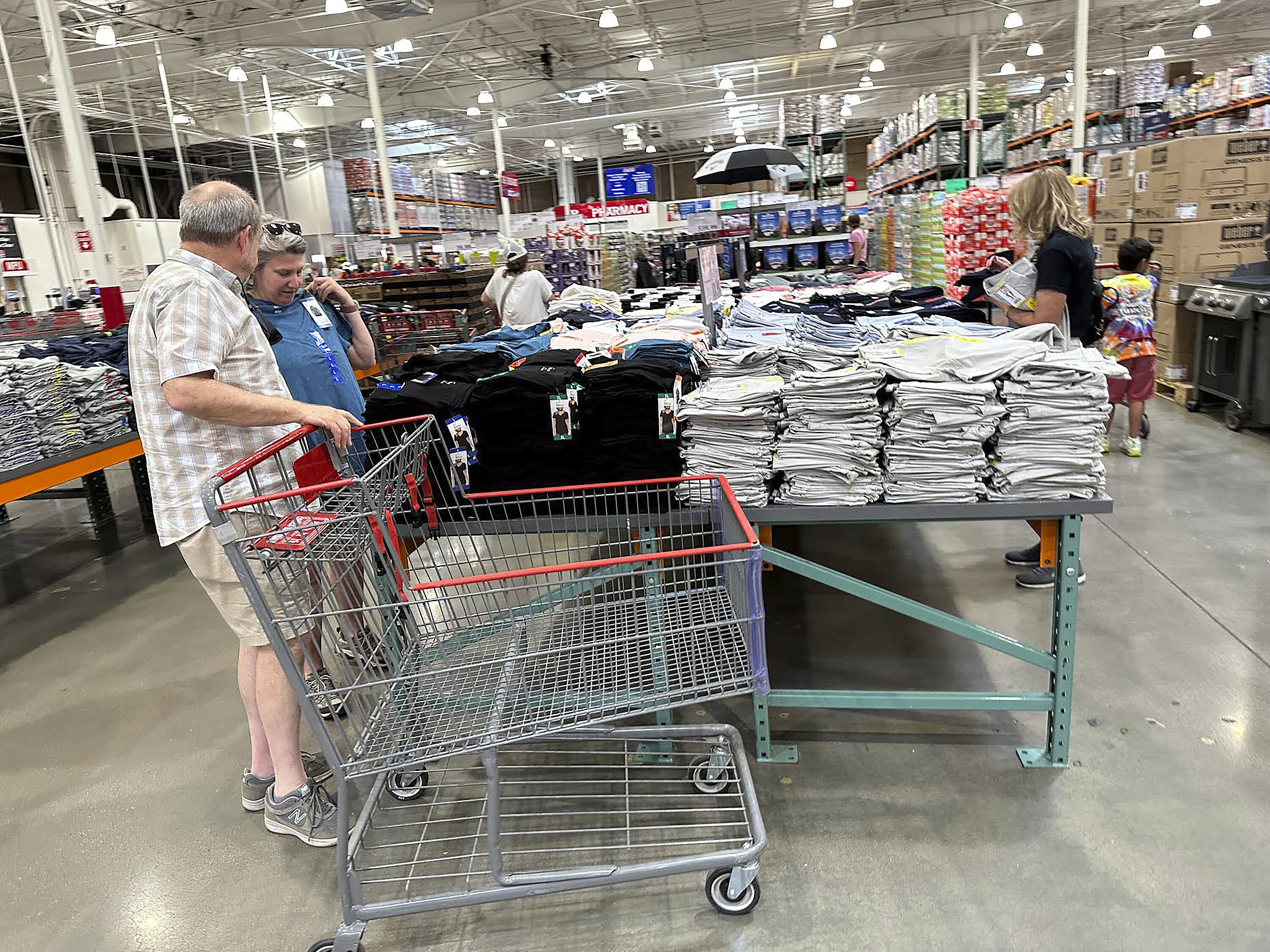 Shoppers consider a purchase in a Costco warehouse in Lone Tree, Colorado, US, June 11, 2025. /CFP