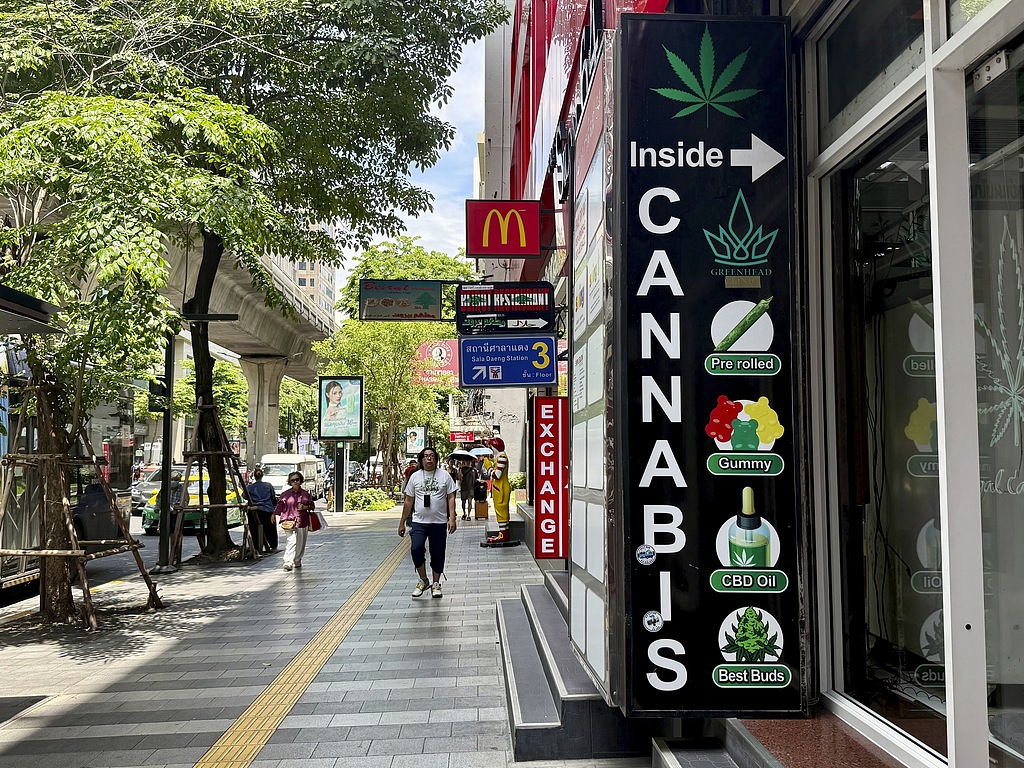 A sign points to a cannabis store on Silom Road in Bangkok, Thailand, 26 June, 2025. /CFP
