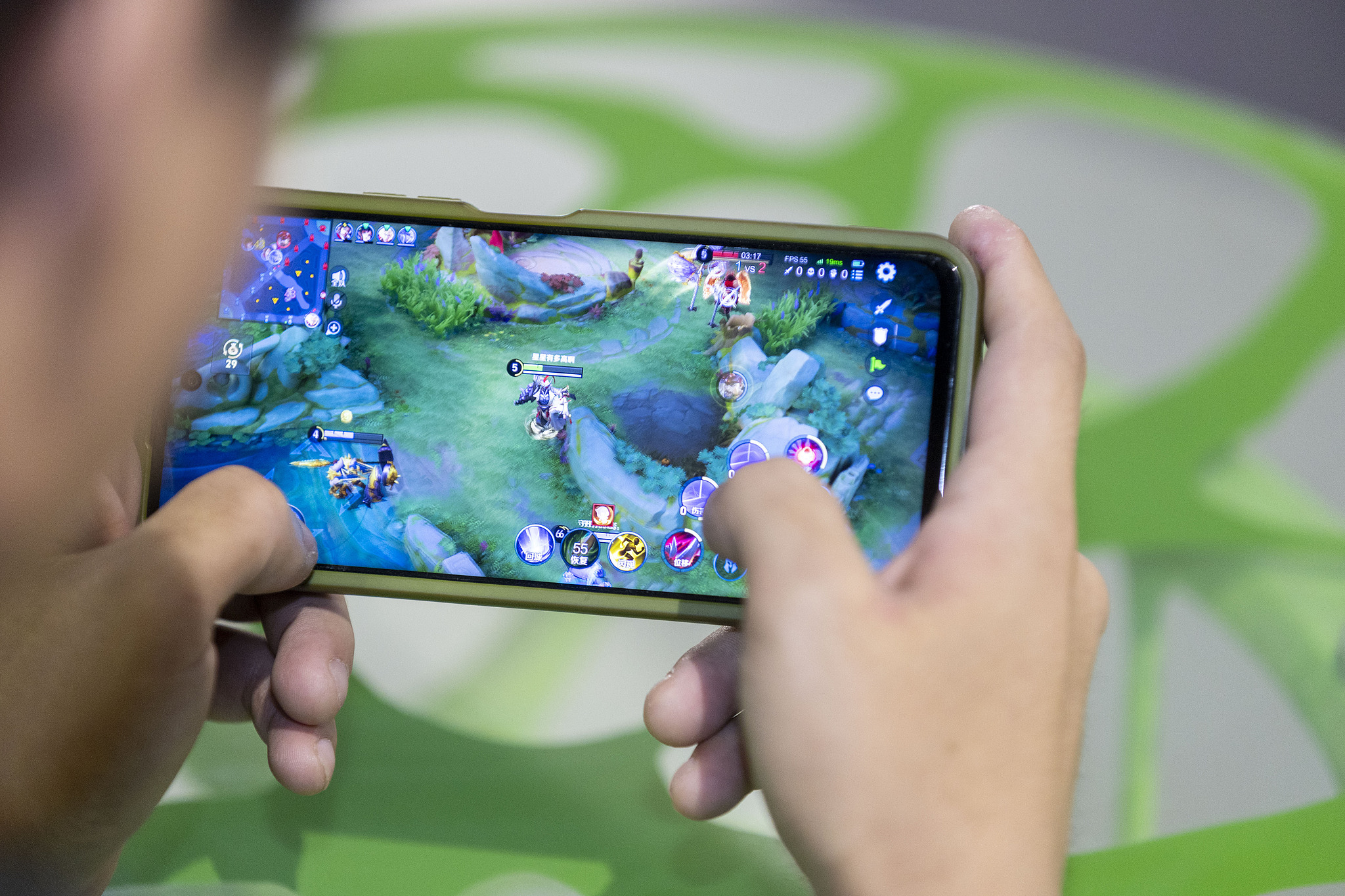 A game enthusiast playing the Honor of Kings in Tianjin, China, May 31, 2025. /VCG