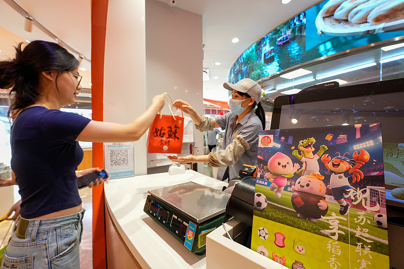 Customers buy Suzhou pastries at a local shop in Suzhou, Jiangsu Province on June 29, 2025. /VCG