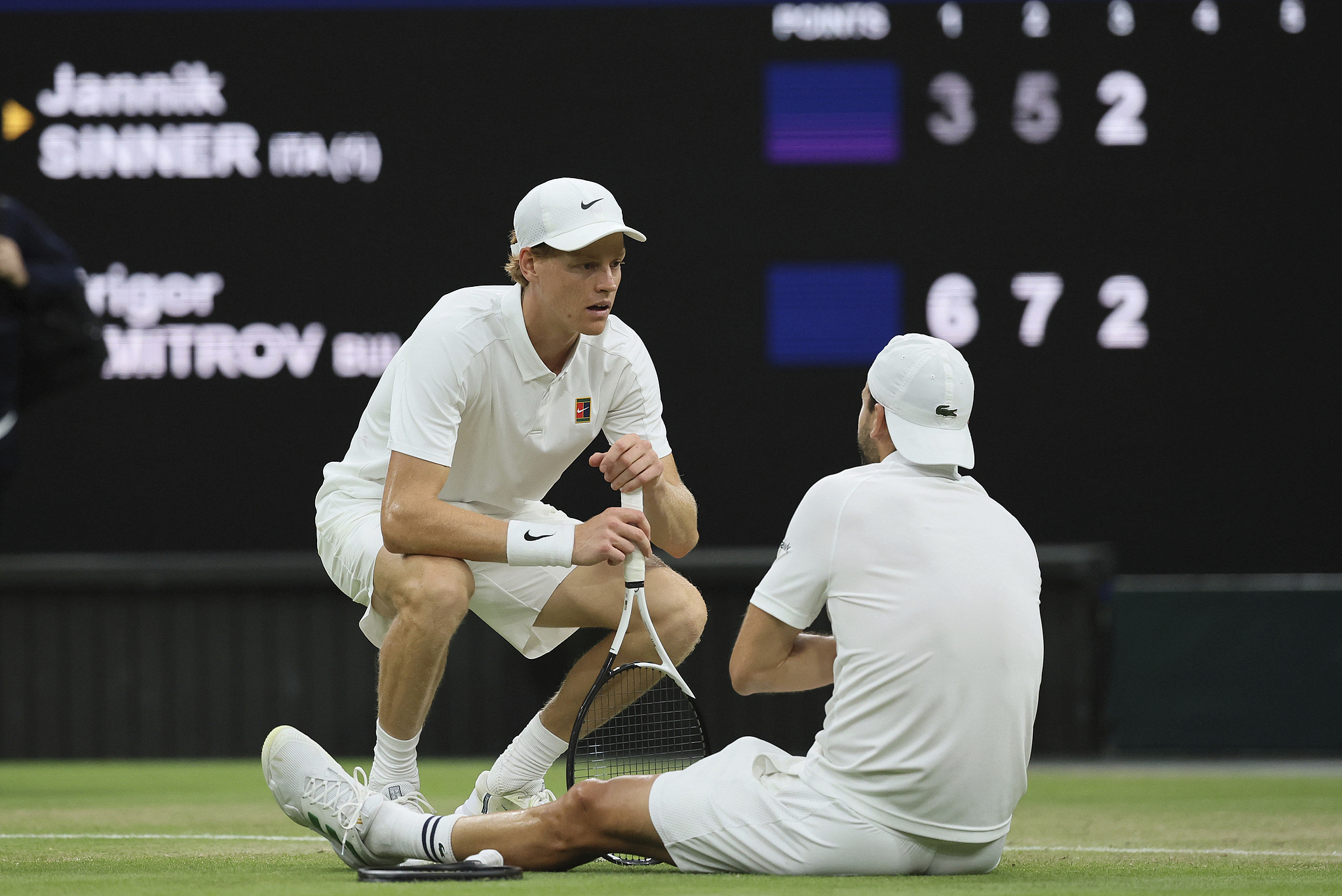 Jannik Sinner (L) of Italy talks to Grigor Dimitrov of Bulgaria during the men's singles round of 16 match at the Wimbledon Championships at the All England Lawn Tennis and Croquet Club in London, Britain, July 7, 2025. /VCG