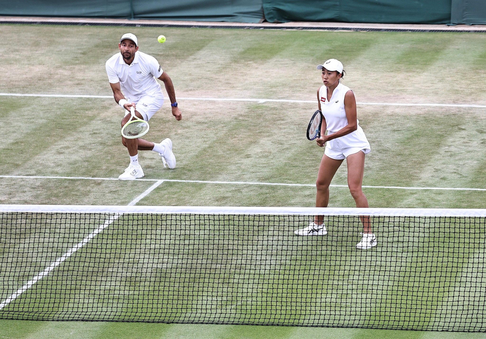 Zhang Shuai (R) and Marcelo Arevalo in action against Desirae Krawczyk  and Neal Skupski in the mixed doubles quarterfinals at Wimbledon, London, Britain, July 7, 2025. /VCG