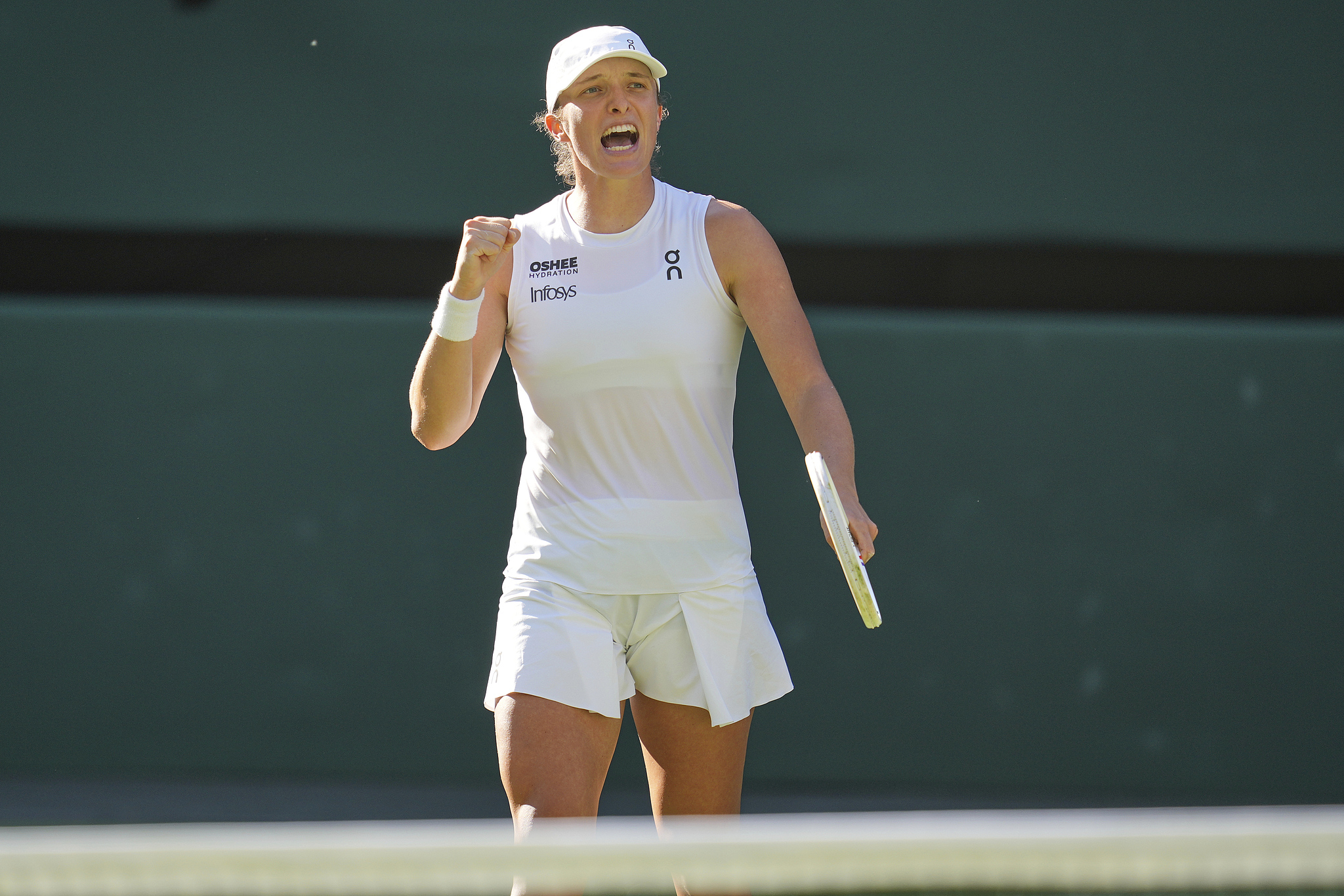 Iga Swiatek  reacts to scoring a point in the women's singles semifinals against Belinda Bencic at Wimbledon, in London, UK, July 10, 2025. /VCG