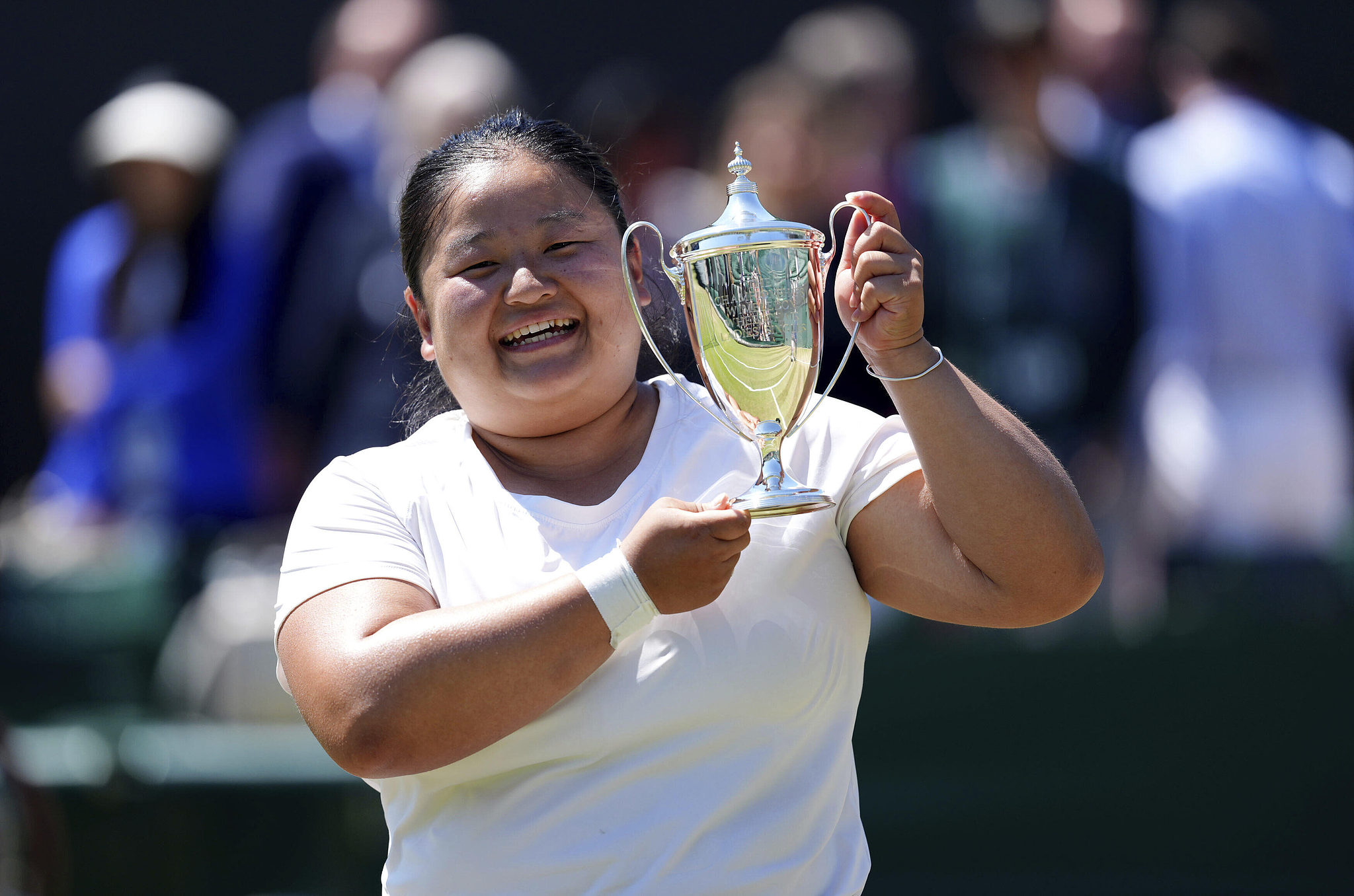 Wang Ziying of China poses with the women's singles wheelchair championship trophy after defeating Yui Kamiji of Japan 6-3, 6-3 in the final at the Wimbledon Championships at the All England Lawn Tennis and Croquet Club in London, England, July 12, 2025. /VCG