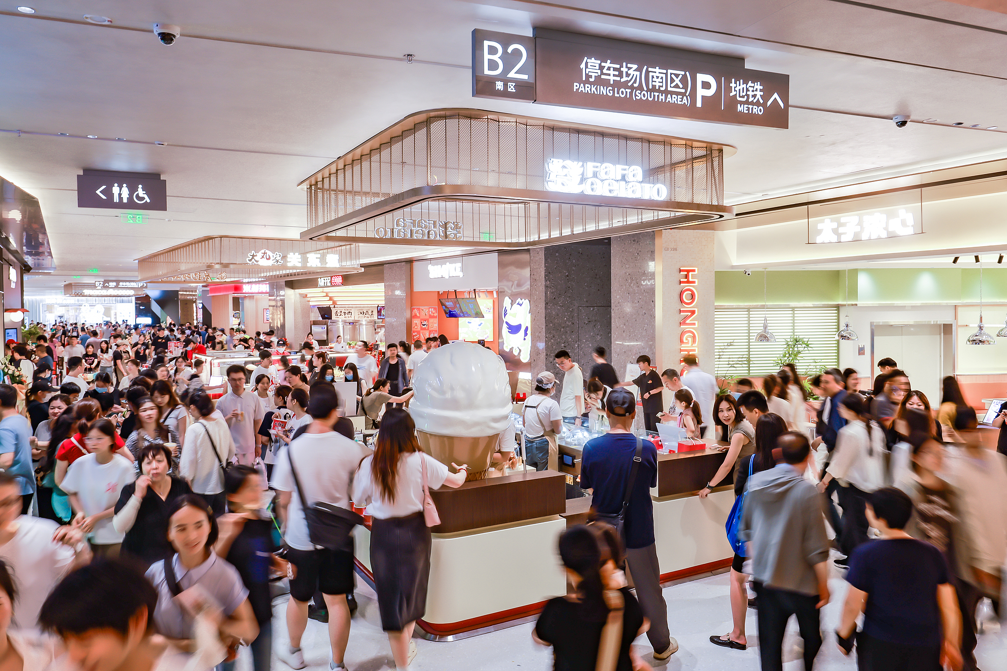 Shoppers visit a newly opened mall in Zhengzhou, Henan Province, June 28, 2025. /VCG