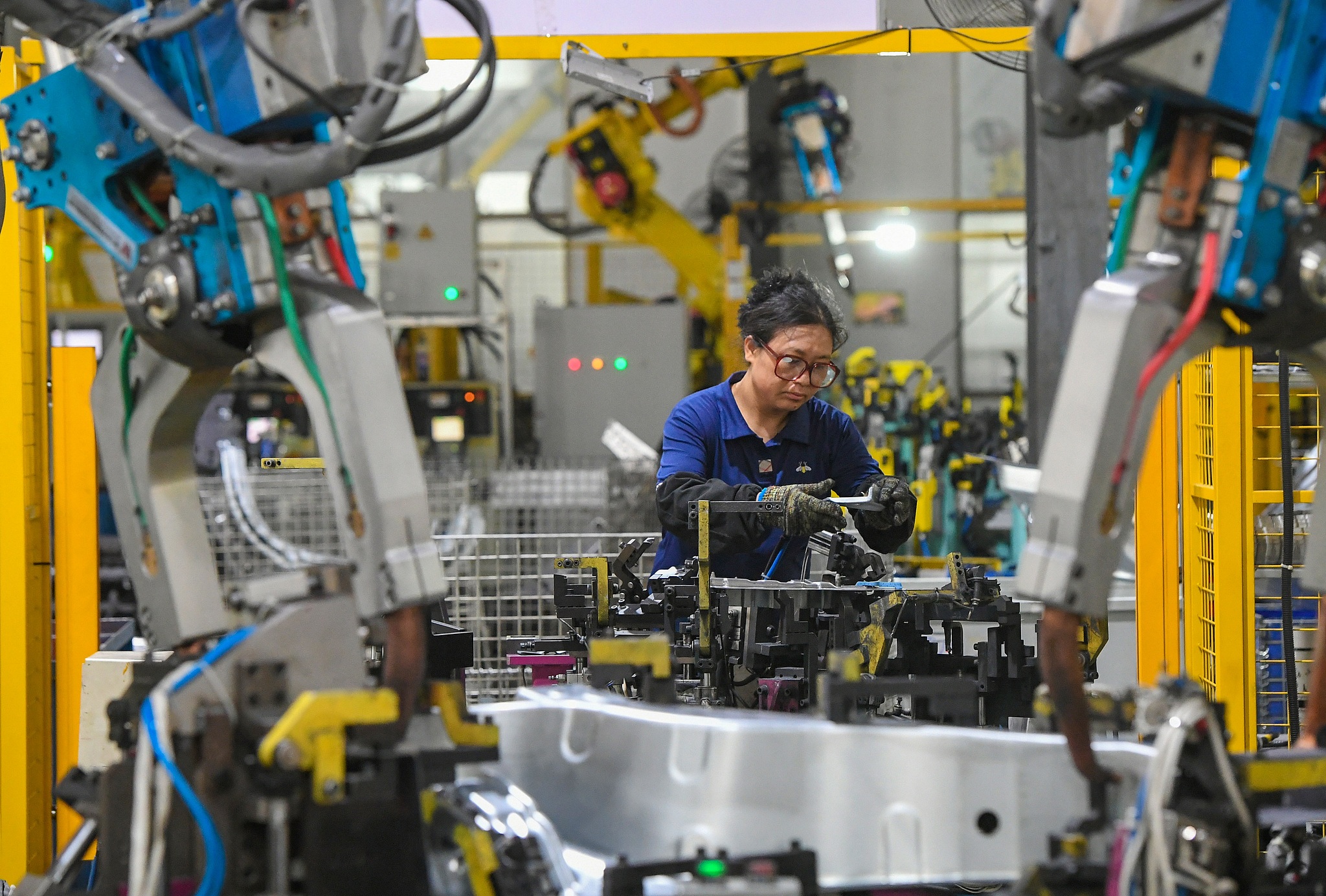 In the production workshop of Giti Auto Technology (Zhejiang) Co., Ltd. in Jinhua City, Zhejiang Province, workers are seen busy on the automated assembly line on July 16, 2025. /VCG