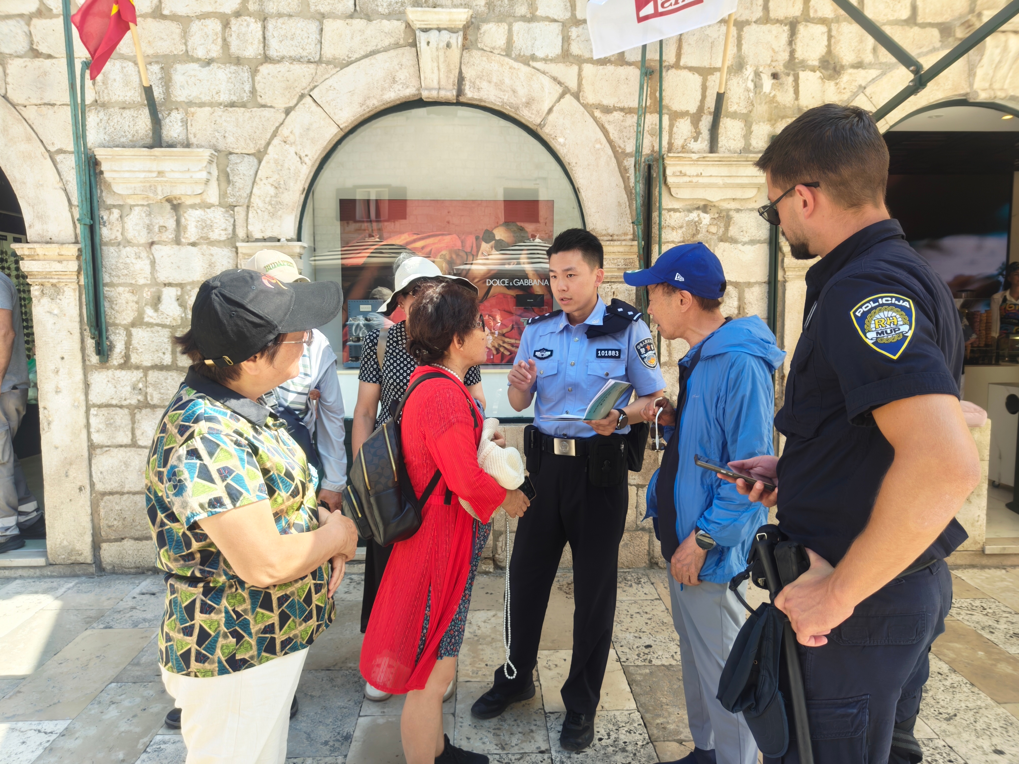 A Chinese police officer talks with tourists in Croatia in July, 2024. /Chinese Ministry of Public Security