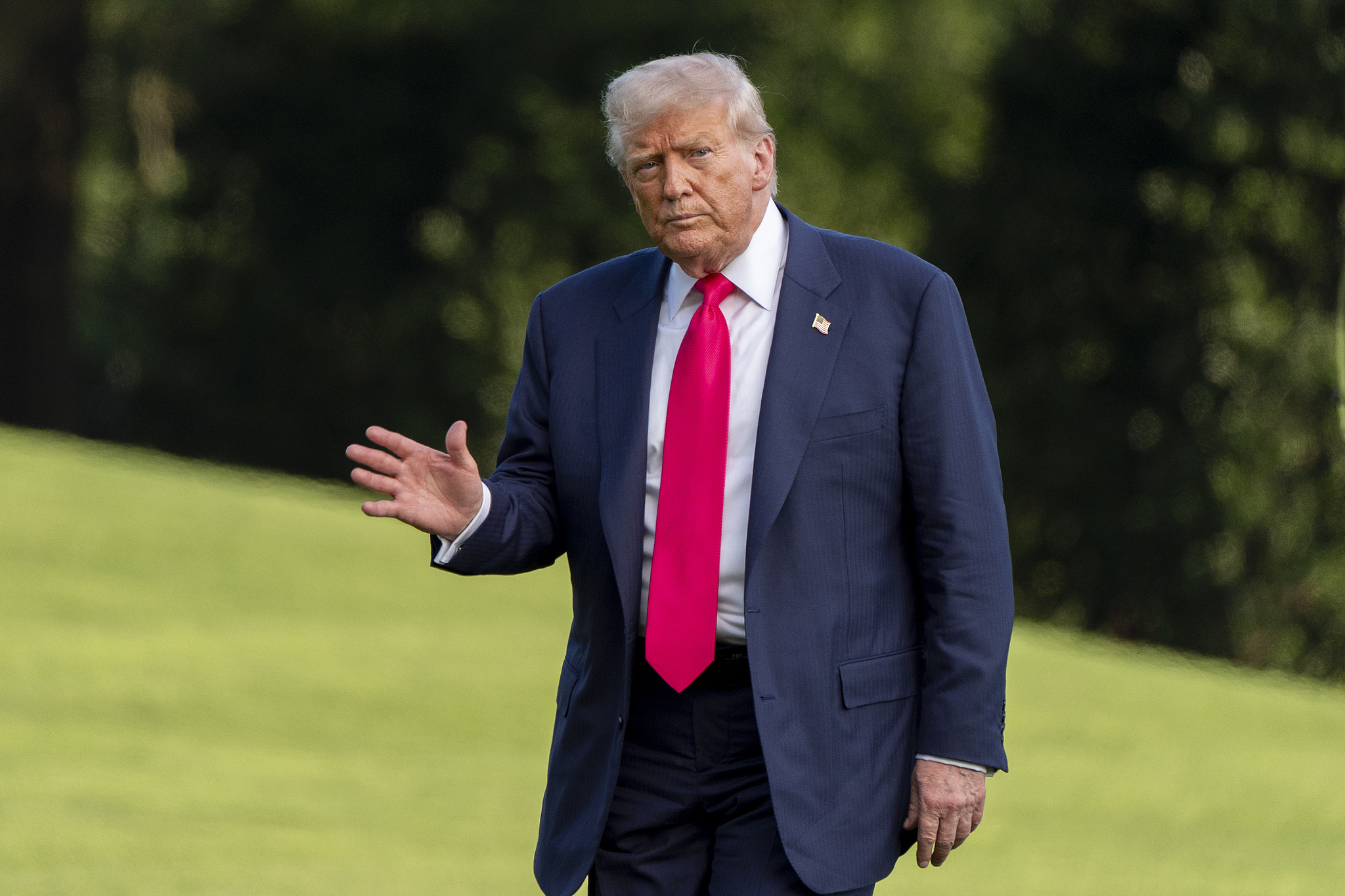 US President Donald Trump waves to media as he walks from Marine One after arriving on the South Lawn of the White House, Washington, July 15, 2025. /VCG