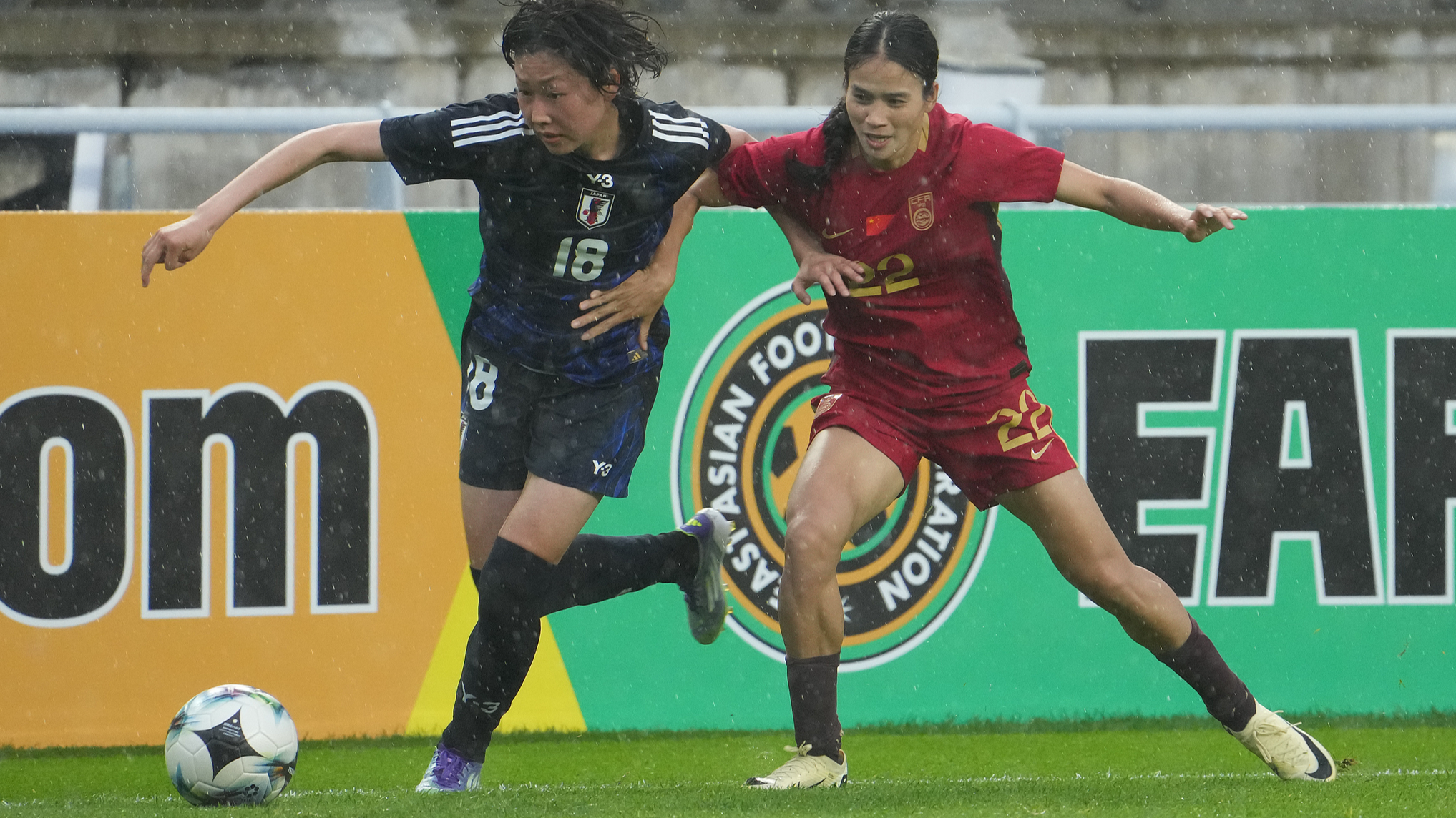 Moka Hiwatari (L) of Japan and Chen Qiaozhu of China battle for the ball in a match at the EAFF E-1 Women's Football Championship at Suwon World Cup Stadium in Suwon, South Korea, July 16, 2025./ VCG