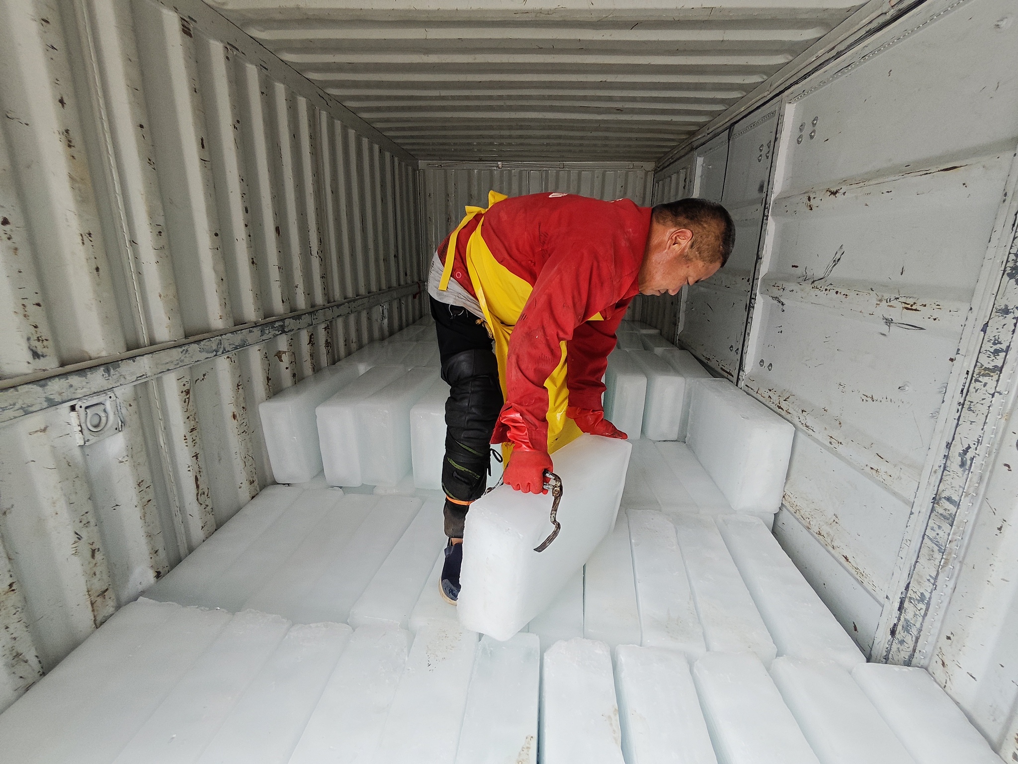 Workers transport ice blocks in Anyang City, Henan Province, central China, July 17, 2025. /VCG