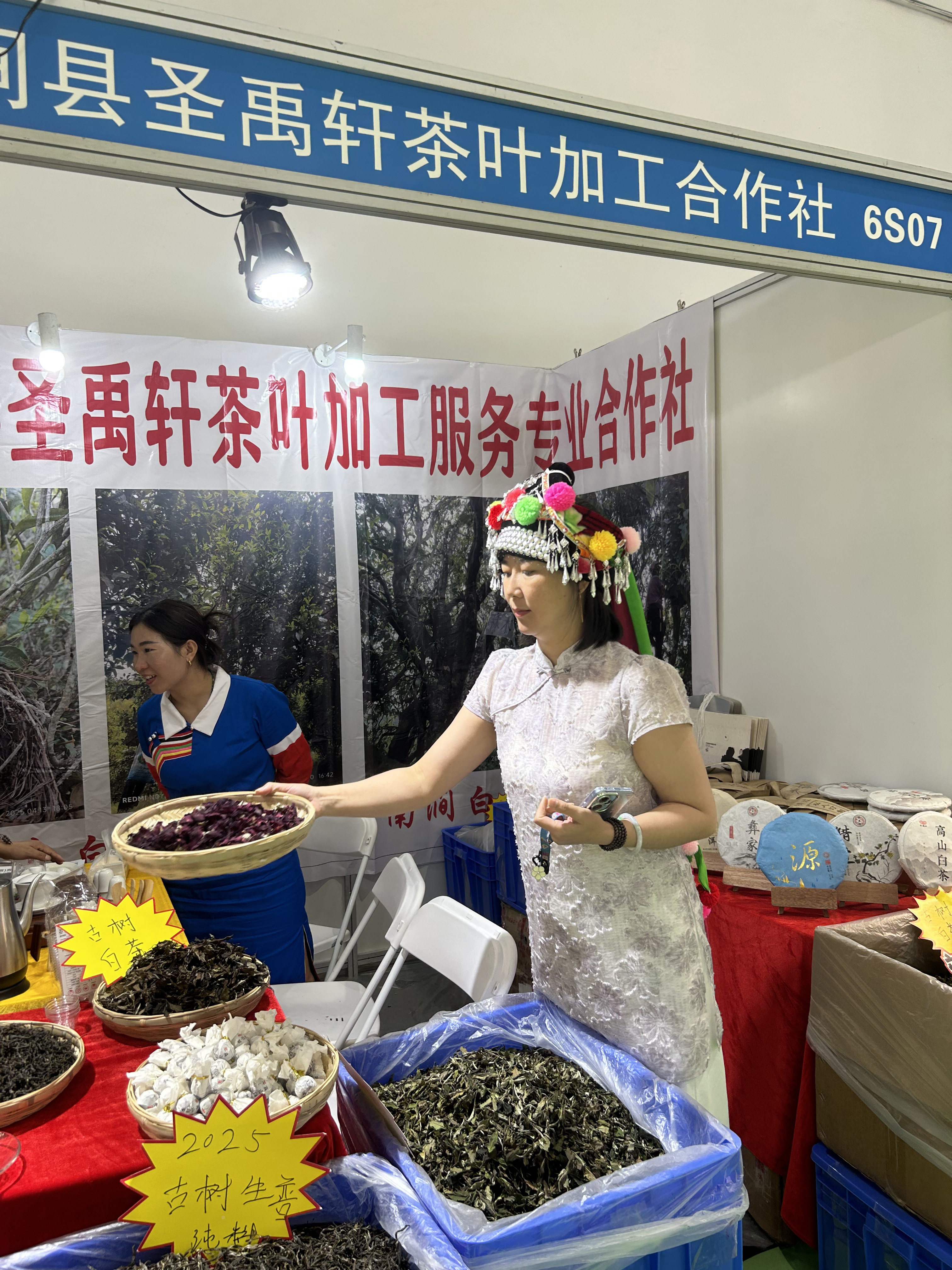 A tea trader promotes her products at a stall at the Beijing International Tea Trade Expo 2025 in early July. /CGTN