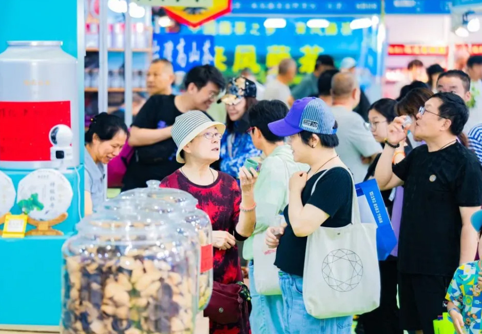 Crowds of tea enthusiasts taste tea at the Beijing International Tea Trade Expo 2025 in early July. /Photo provided to CGTN