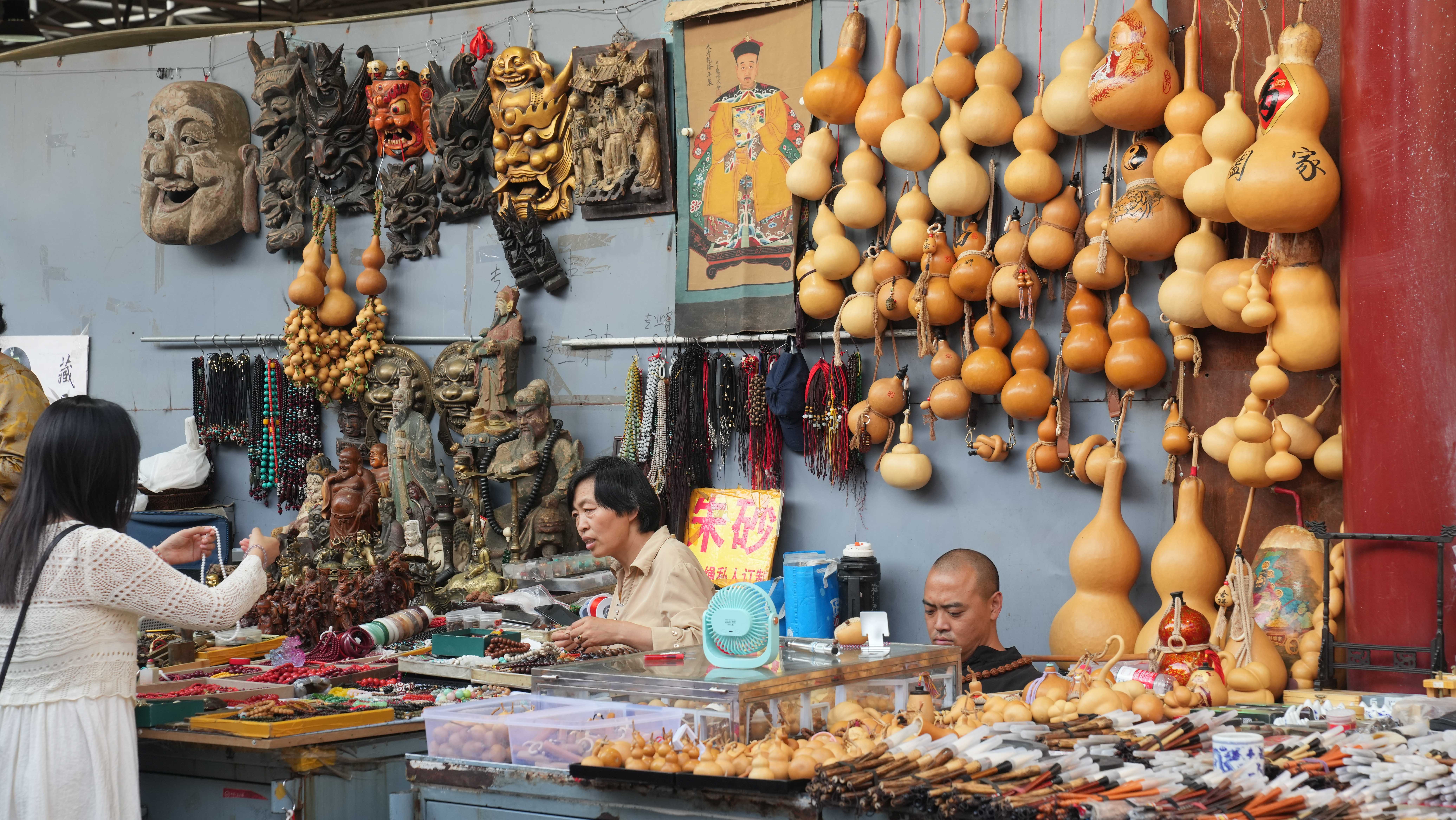 A cultural landmark today, Beijing's iconic ‌Panjiayuan Antique Market‌ evolved organically from a humble 1990s flea market. Chen Bo/CGTN 