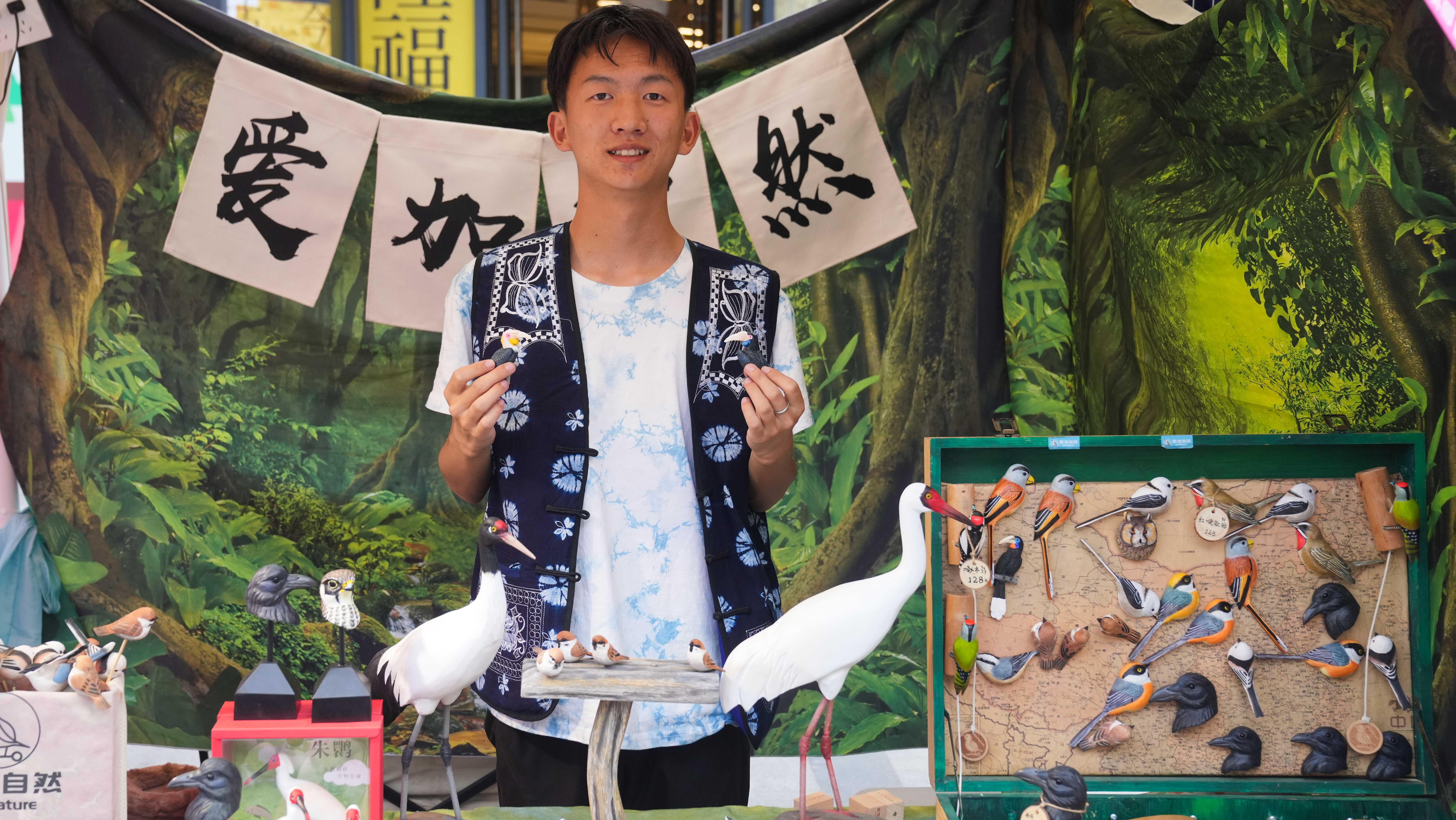 A vendor at a recent Dali fair in Beijing showcases items at his stall. The Dali Bai Autonomous Prefecture in southwest China is home to the Bai ethnic group. Chen Bo/CGTN 