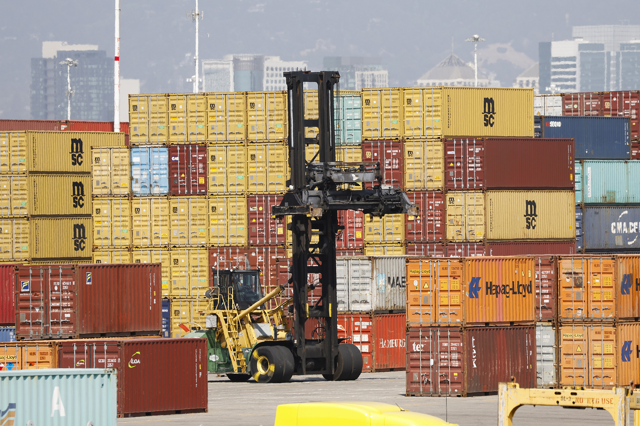 A container mover at the Port of Oakland, California, US, on June 4, 2025. / VCG