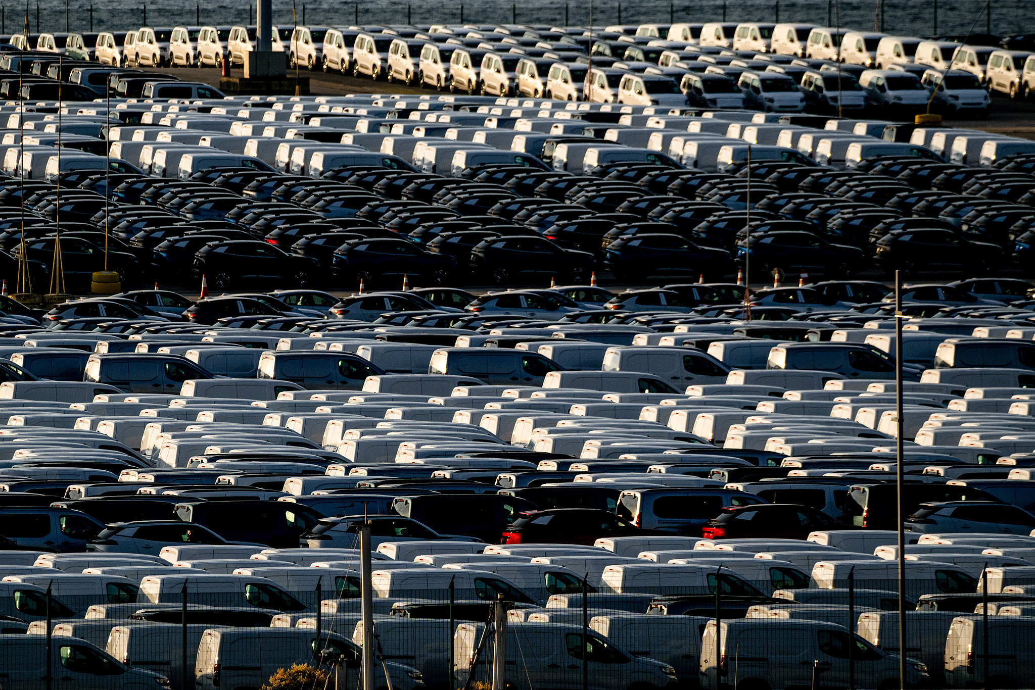 Newly manufactured Stellantis NV vehicles at the commercial port in Vigo, Spain, on July 22, 2025. / VCG