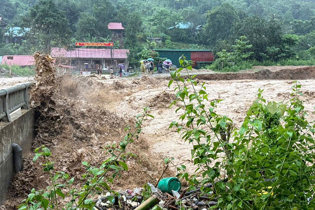 High flood waters impact a bridge in Vietnam's north-central Nghe An province, following heavy rains brought by Tropical Storm Wipha., 22 July 2025. /CFP