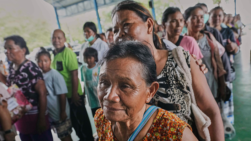 Thai residents who fled homes following clashes between Thai and Cambodian soldiers line up for food at an evacuation center in Surin Province, Thailand, July 26, 2025. /VCG