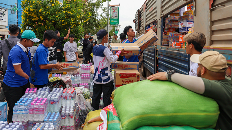 Humanitarian supplies such as rice and instant noodles donated by locals and small businesses are loaded onto a truck, which will be distributed to those living in areas close the Cambodia-Thailand border, as the conflict enters its third day, in Krong Siem Reap, Cambodia, July 26, 2025. /VCG