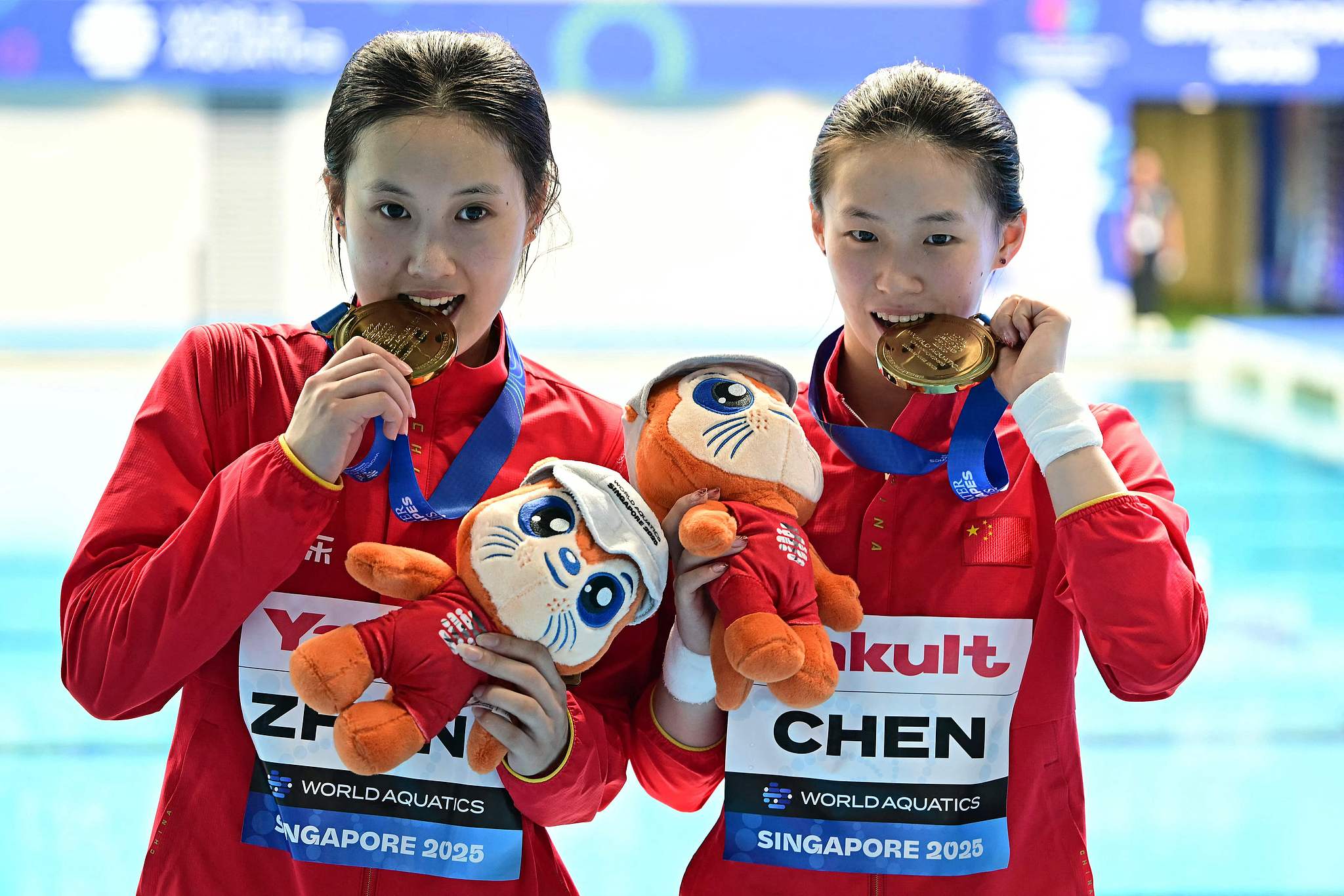 Gold medalists Zhang Minjie (L) and Chen Yuxi of China pose with their medals after winning the women's 10-meter synchronized diving platform final at the World Aquatics Championships in Singapore, July 28, 2025. /VCG