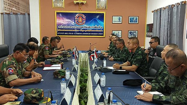 Commanders of the Royal Thai Army (R) and Royal Cambodian Army (L) meet at the Thai-Cambodian border near the Chong Chom crossing between Thailand's Surin Province and Cambodia's Oddar Meanchey Province, July 29, 2025. /VCG