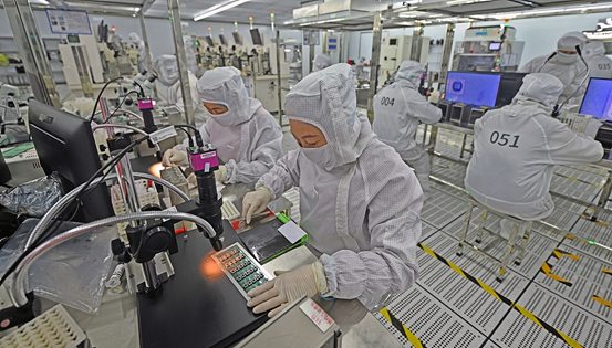 Employees are carefully assembling chips in workshops of a semiconductor company in Zhijiang City, central China's Hubei Province, March 22, 2025. /CFP