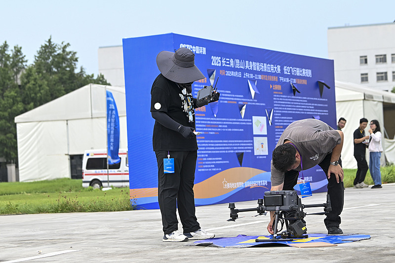 Participants test their prototype at a low-altitude aircraft competition at the 2025 Yangtze River Delta (Kunshan) Embodied Intelligence Scenario Application Contest, Suzhou, Jiangsu Province, August 1, 2025. /VCG