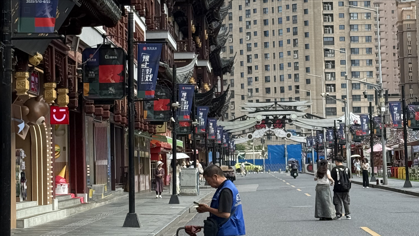 Yuyuan Market juxtaposed with a residential building in Shanghai, China. /Zaruhi Poghosyan