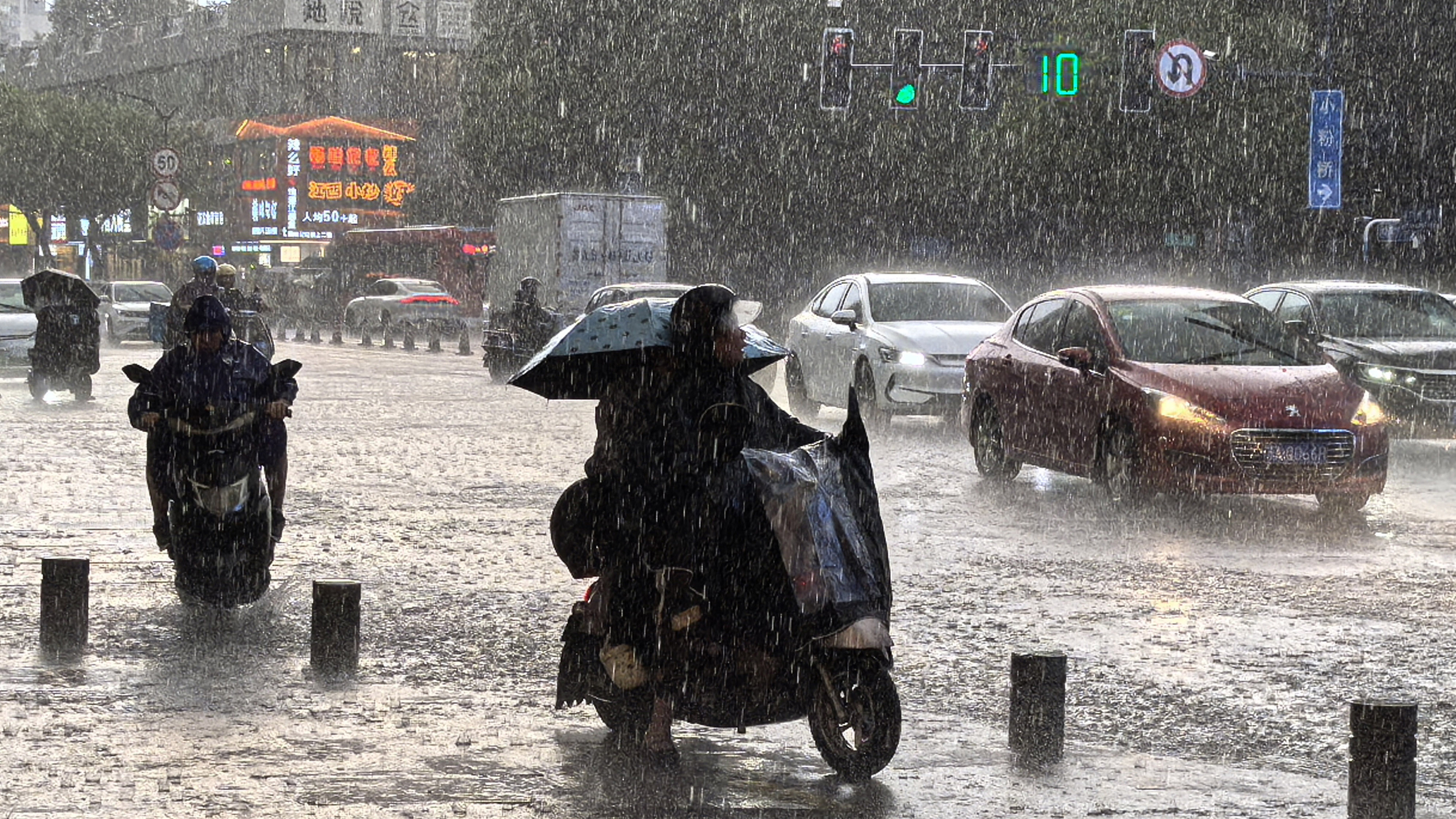 A torrential downpour suddenly hit Nanjing in east China's Jiangsu Province due to the residual circulation of Typhoon Co-May, August 2, 2025. /VCG