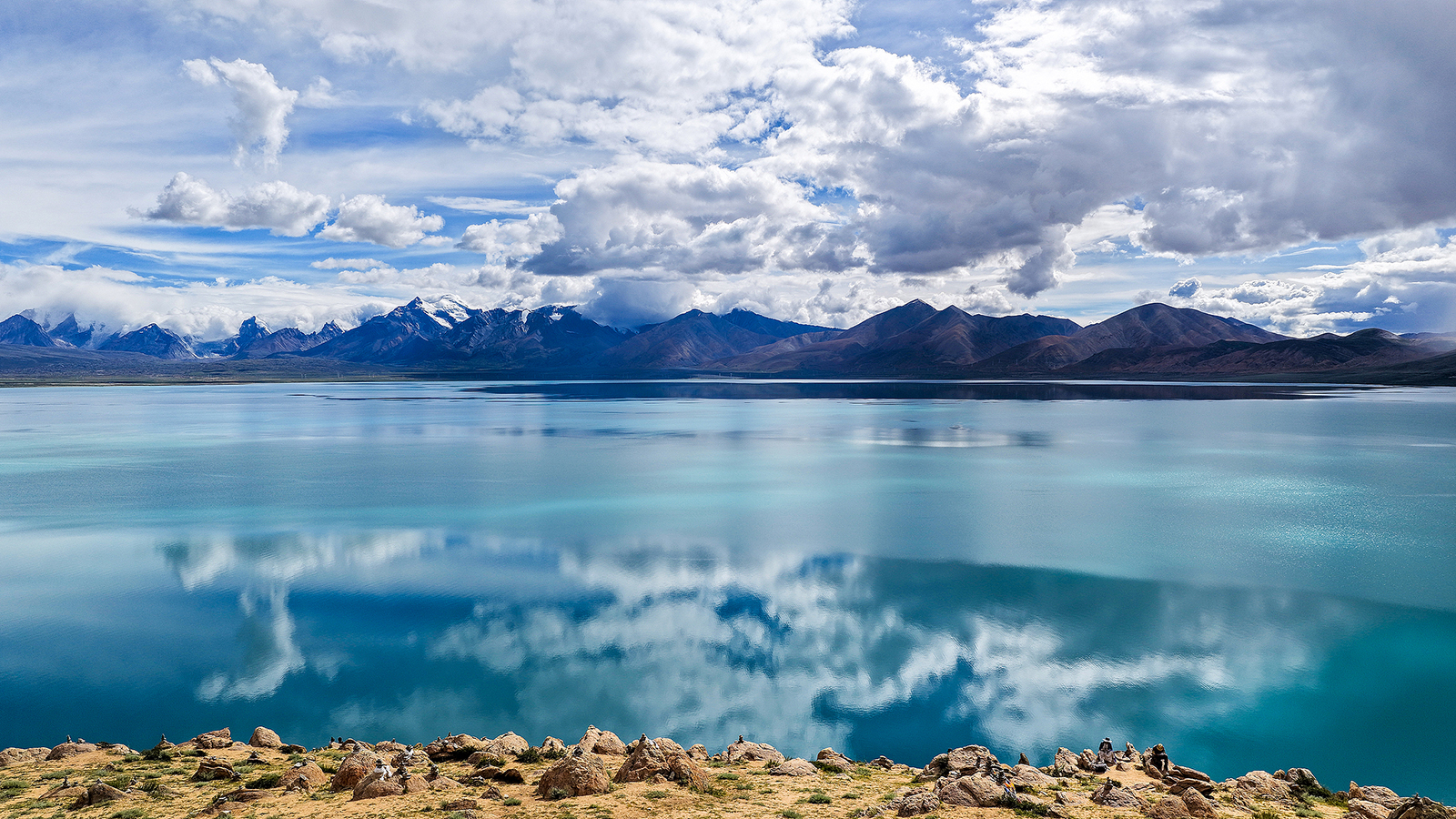 A view of Lake Pelku in Shigatse, southwest China's Xizang Autonomous Region. /VCG