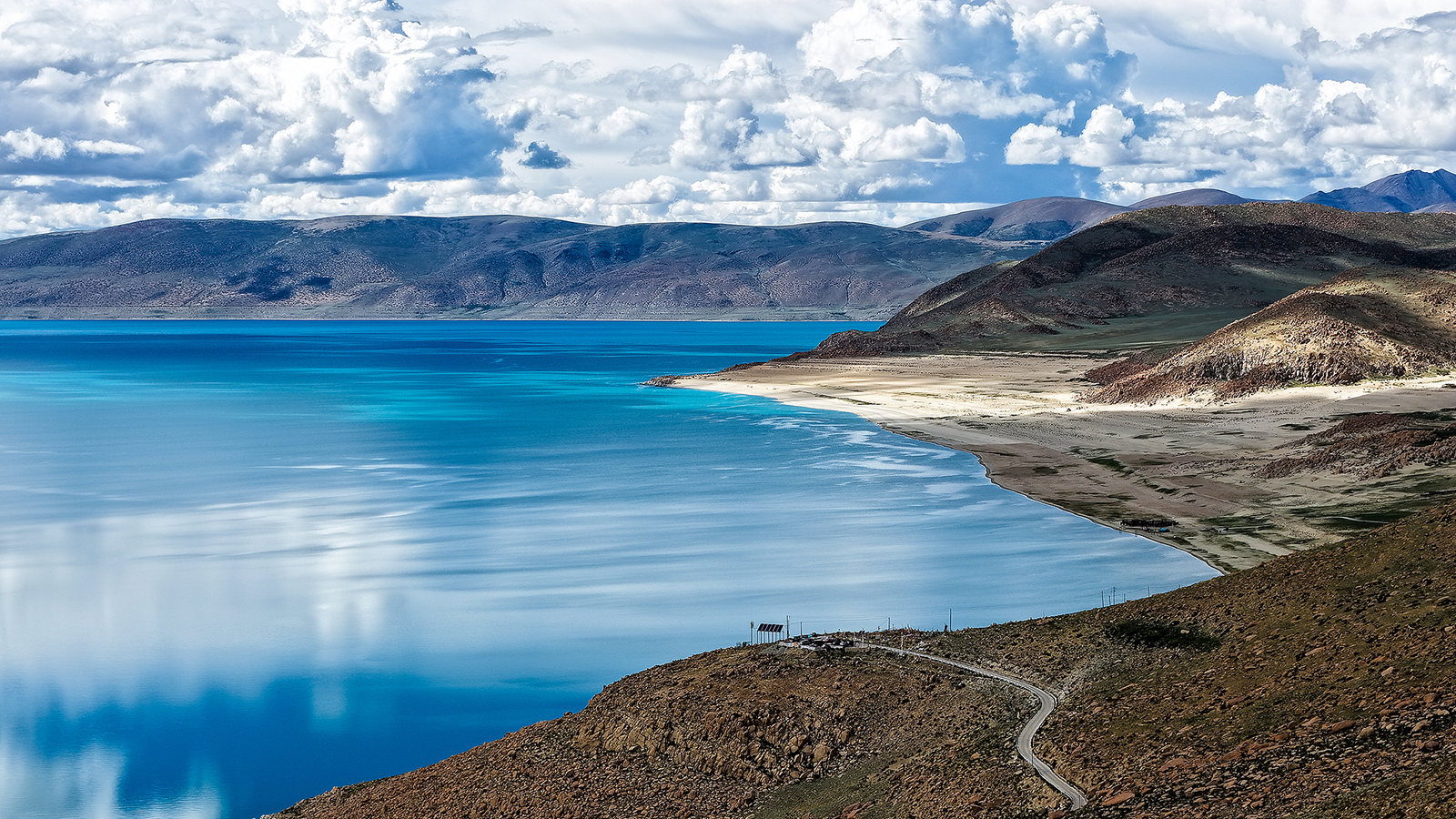 A view of Lake Pelku in Shigatse, southwest China's Xizang Autonomous Region. /VCG