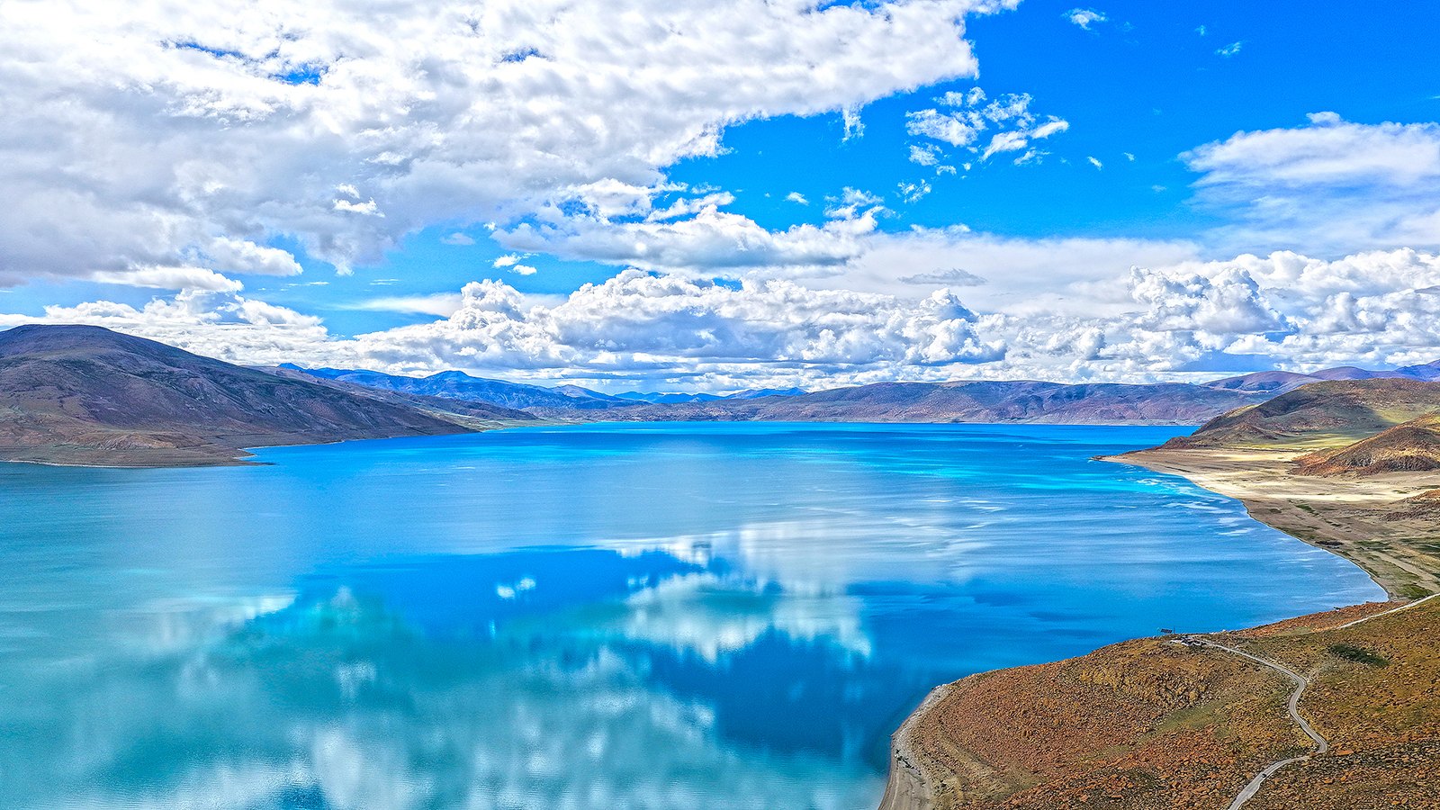 A view of Lake Pelku in Shigatse, southwest China's Xizang Autonomous Region. /VCG