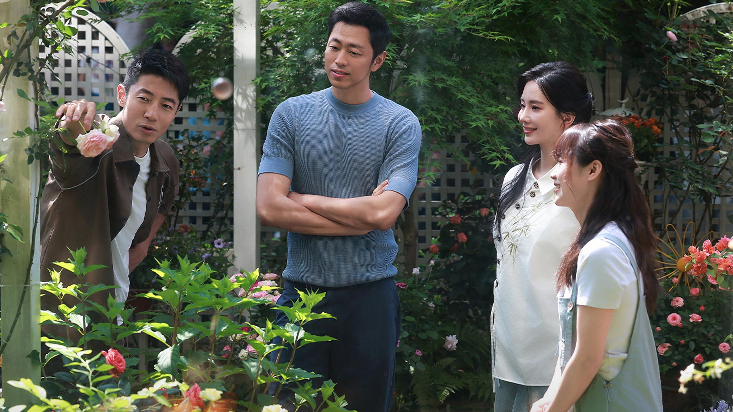 The guests and the garden owner admire the flowers together. /CMG