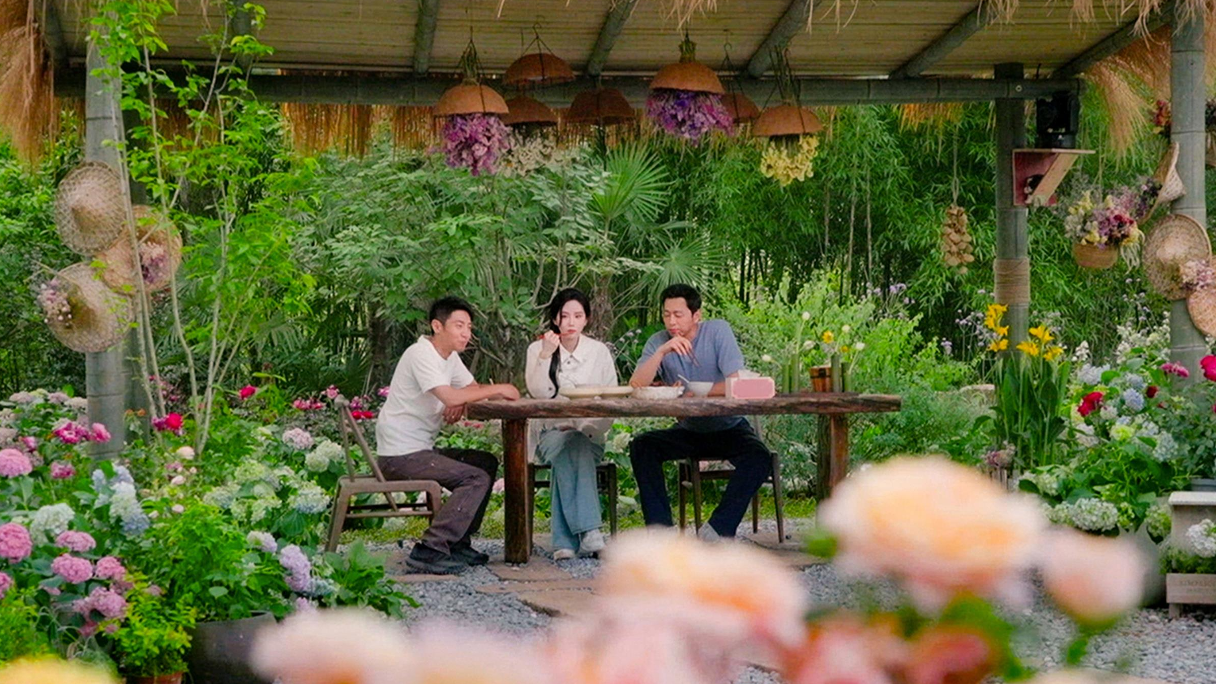 The guests enjoy dishes made with edible flowers. /CMG