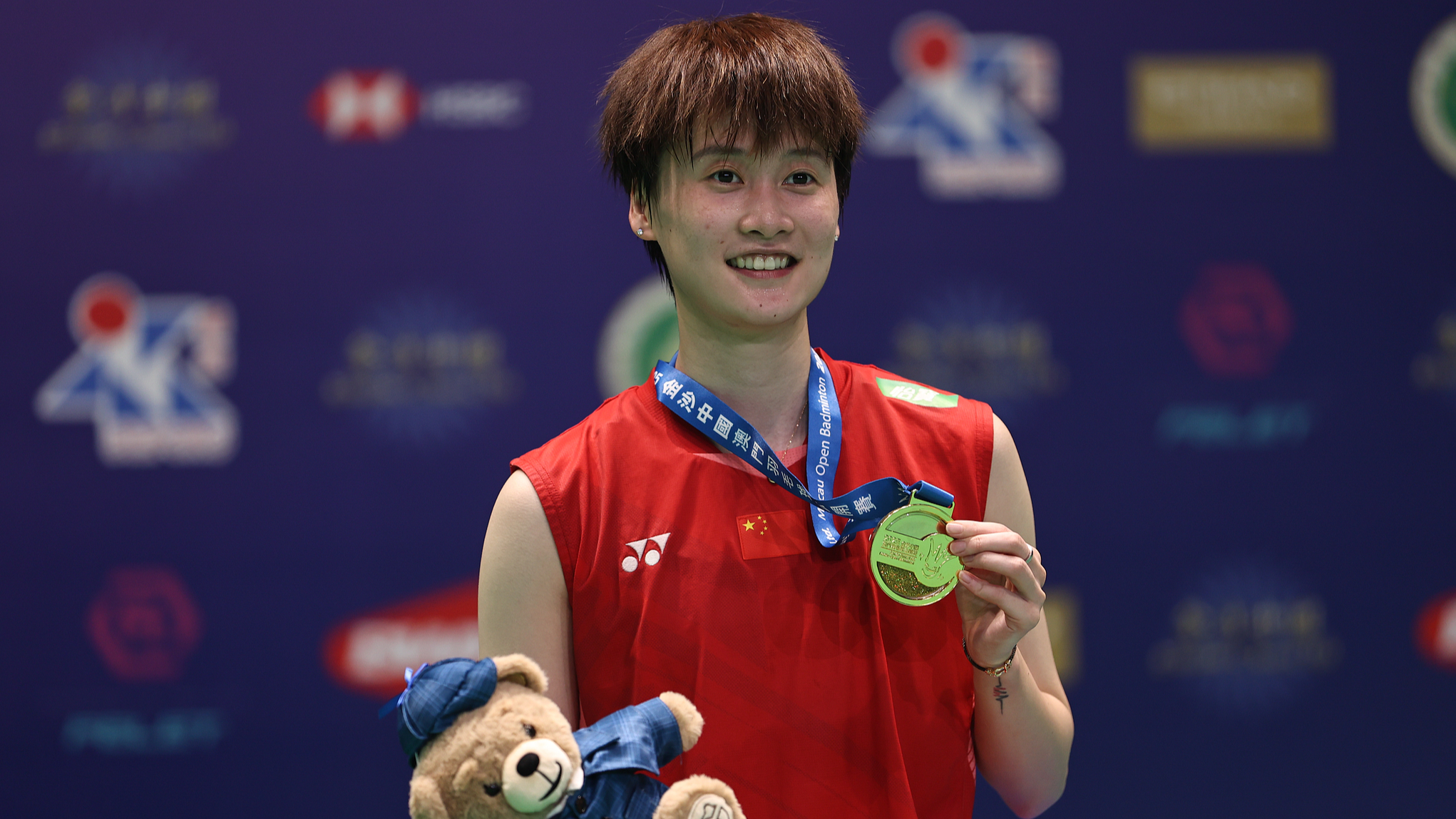 China's Chen Yufei displays her gold medal after winning the women's singles final at the BWF (Badminton World Federation) Macao Open in China's Macao SAR (Special Administrative Region), August 3, 2025. /VCG
