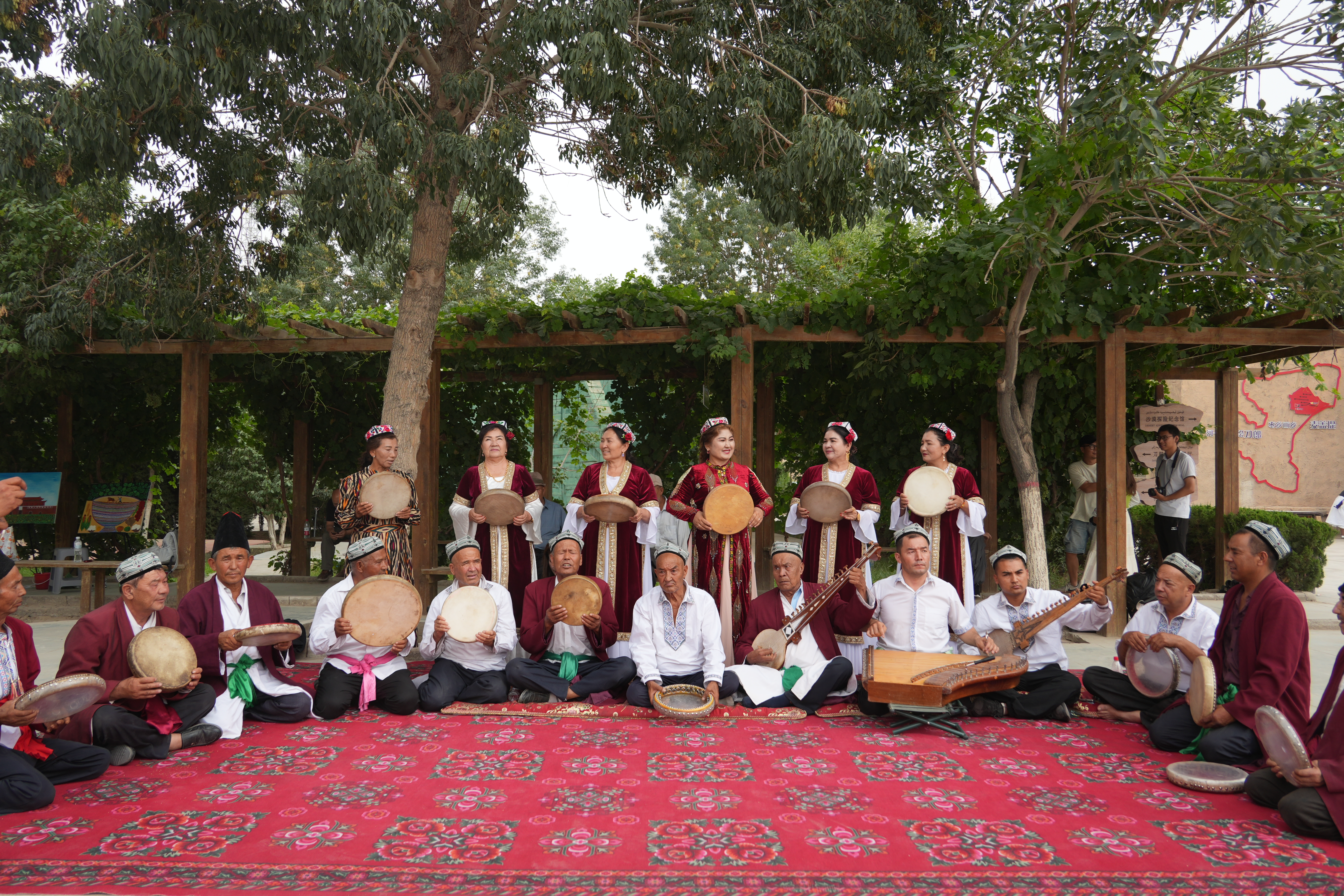 As the desert retreats and greenery returns, Makit County's cultural tourism thrives. /CGTN