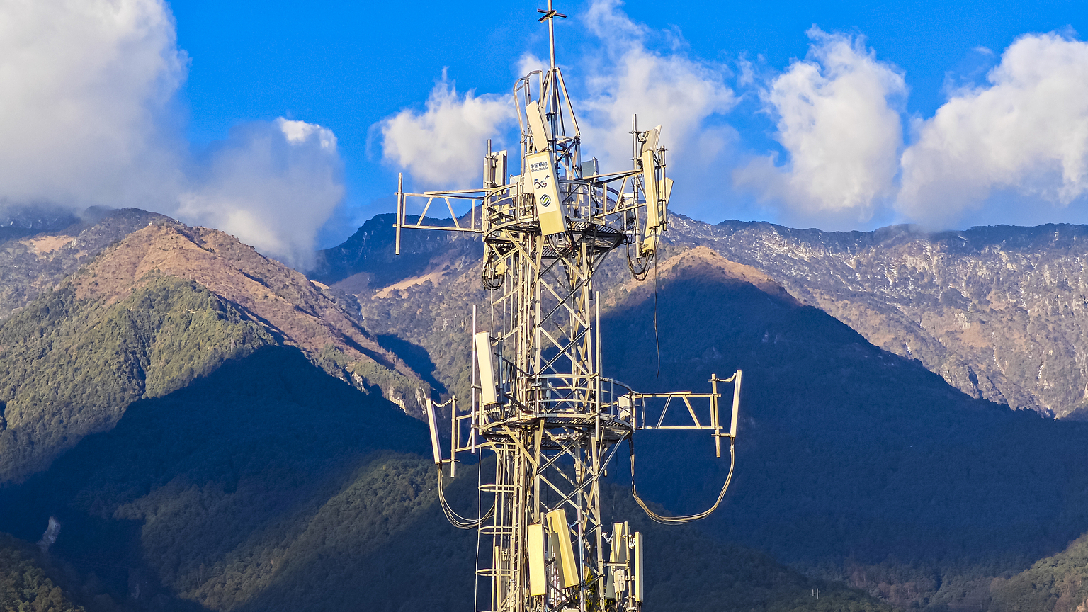 5G tower stands atop a Bai ethnic village at the foot of the Cangshan Mountains in Yunnan Province, China, February 9, 2025./ VCG