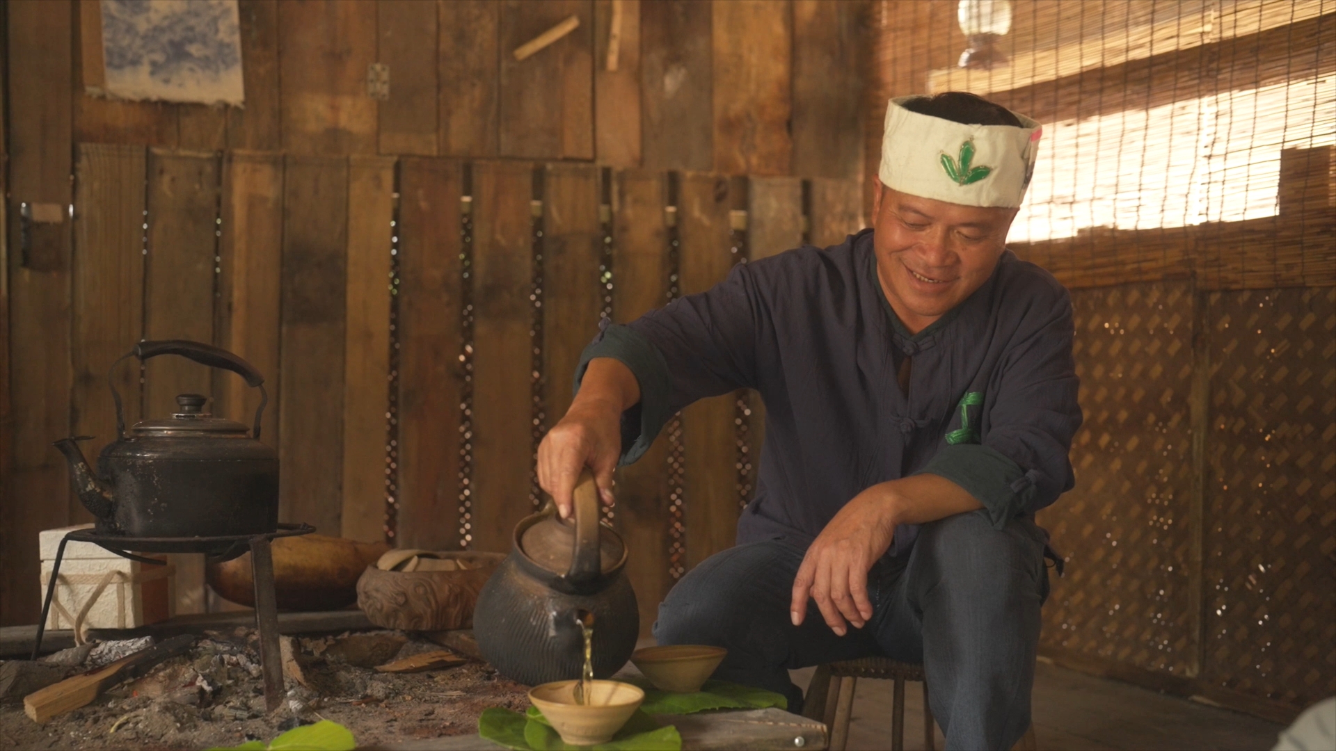 A man of the Blang ethnic group pours roasted tea for his guests, Pu'er City, southwest China's Yunnan Province. /CGTN