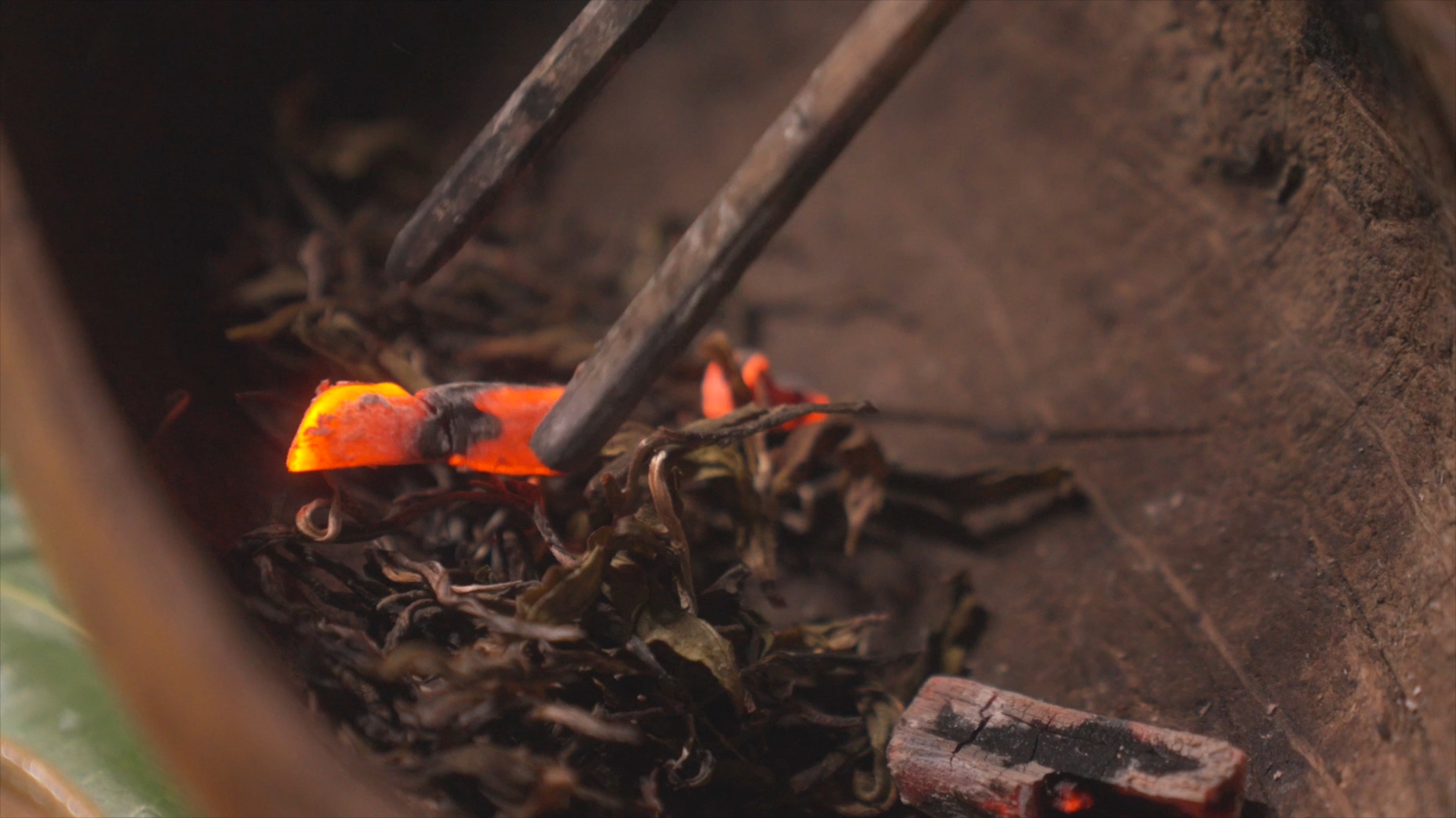 Charcoal and tea leaves are placed together in a gourd ladle, Pu'er City, southwest China's Yunnan Province. /CGTN