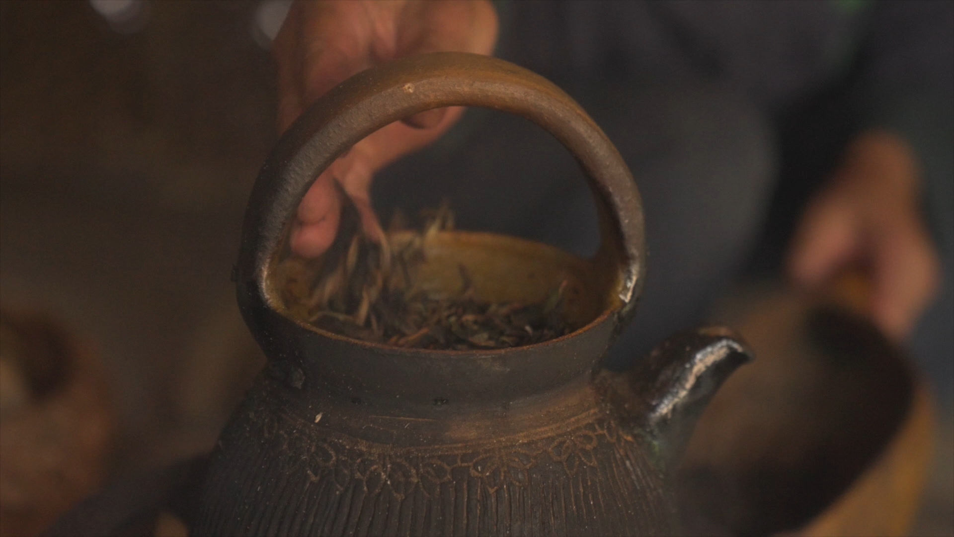 The tea leaves are placed into a clay pot to boil, Pu'er City, southwest China's Yunnan Province. /CGTN