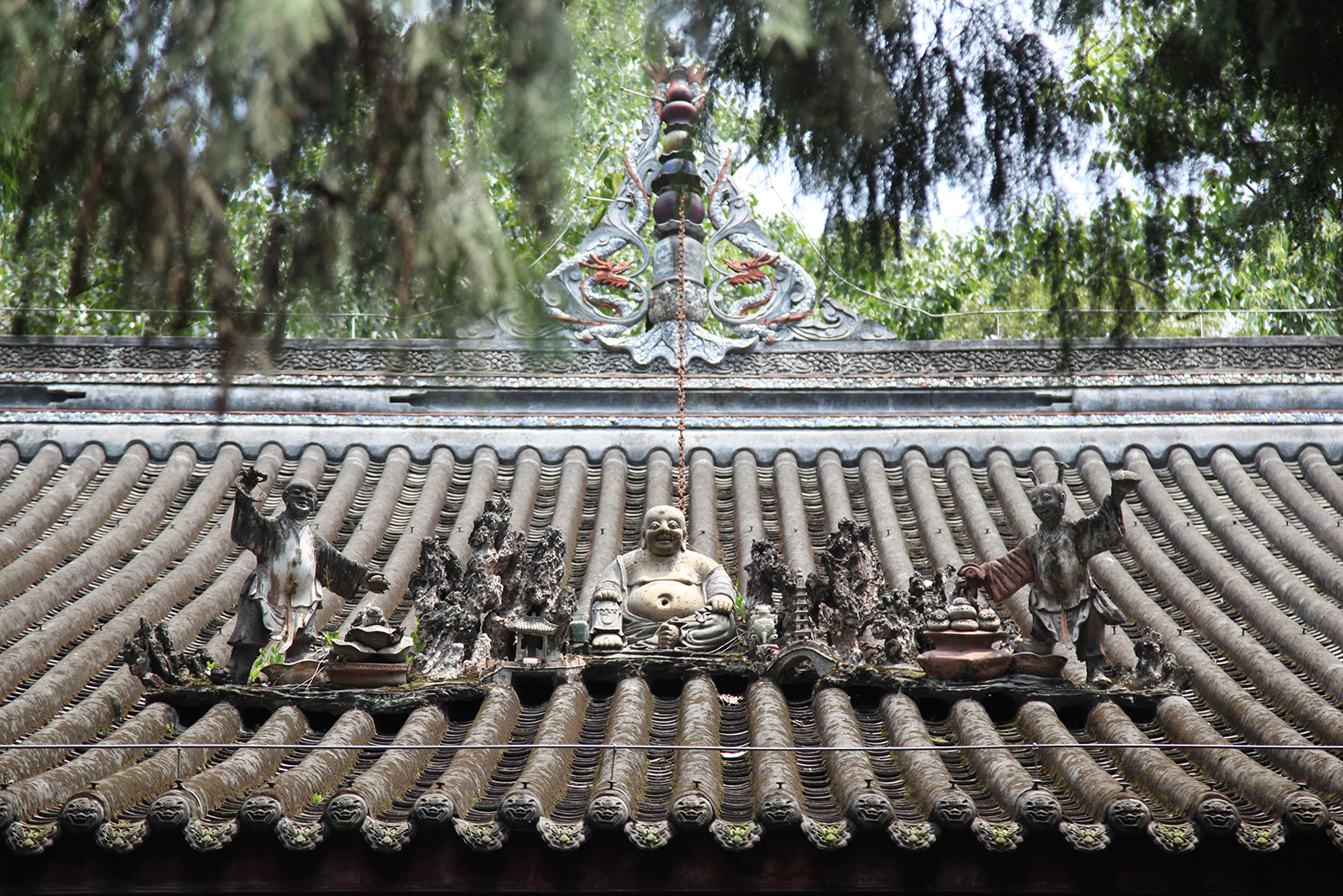 Statues are seen on the roof of a hall at the Chengdu Wuhou Shrine Museum in Sichuan Province. /CGTN