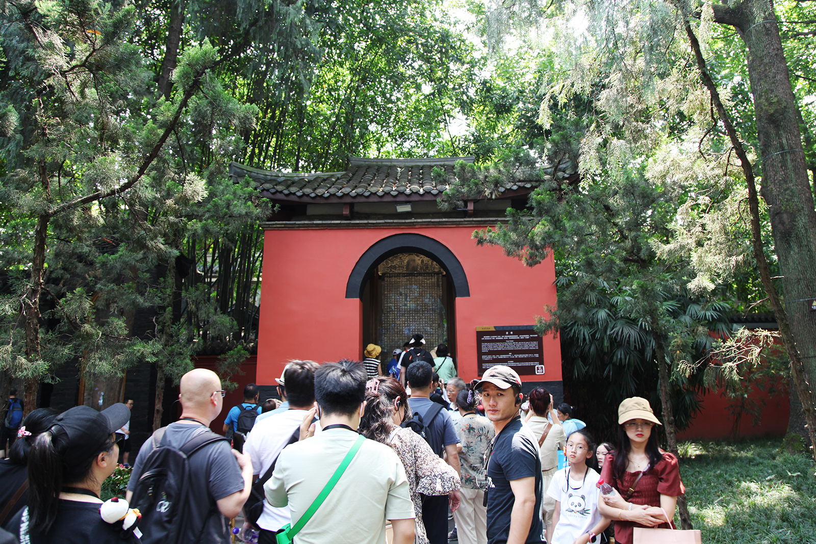 People visit the Chengdu Wuhou Shrine Museum in Sichuan Province. /CGTN
