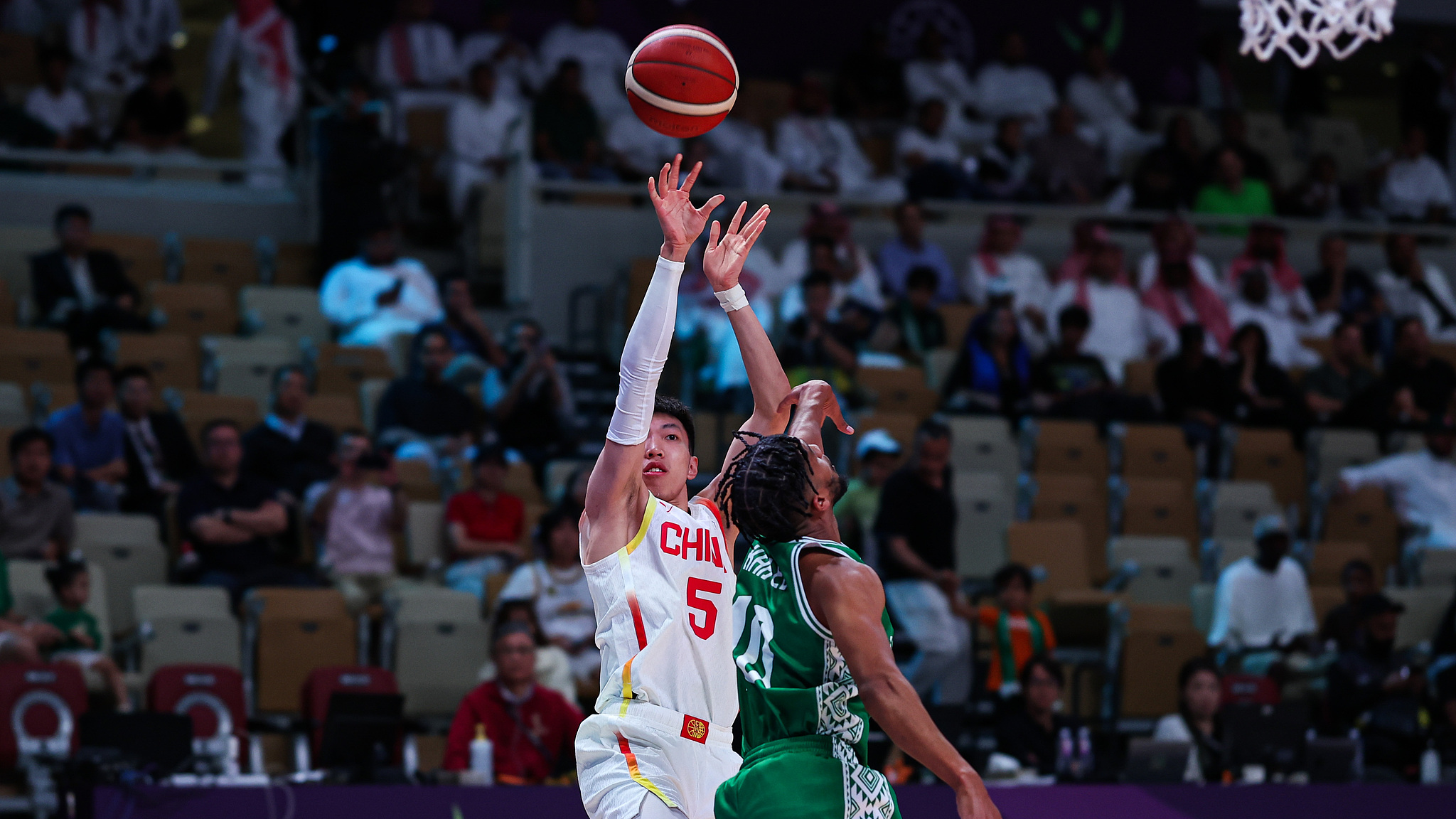 China's Liao Sanning (L) takes a shot against Saudi Arabia in a Group C game at the 2025 FIBA Asia Cup in Jeddah, Saudi Arabia, August 5, 2025. /VCG