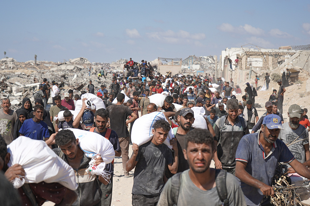 Palestinians, suffering from extreme hunger under Israel's intense attacks and blockade, gather at an aid distribution center near the Zikim border crossing in Gaza to try and get food, August 5, 2025. /VCG