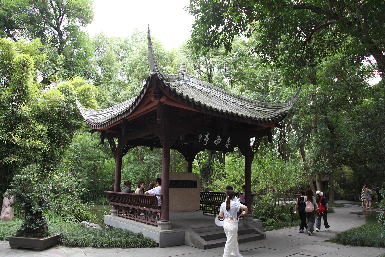 Visitors stroll through the Chengdu Du Fu Thatched Cottage Museum in Sichuan Province. /CGTN