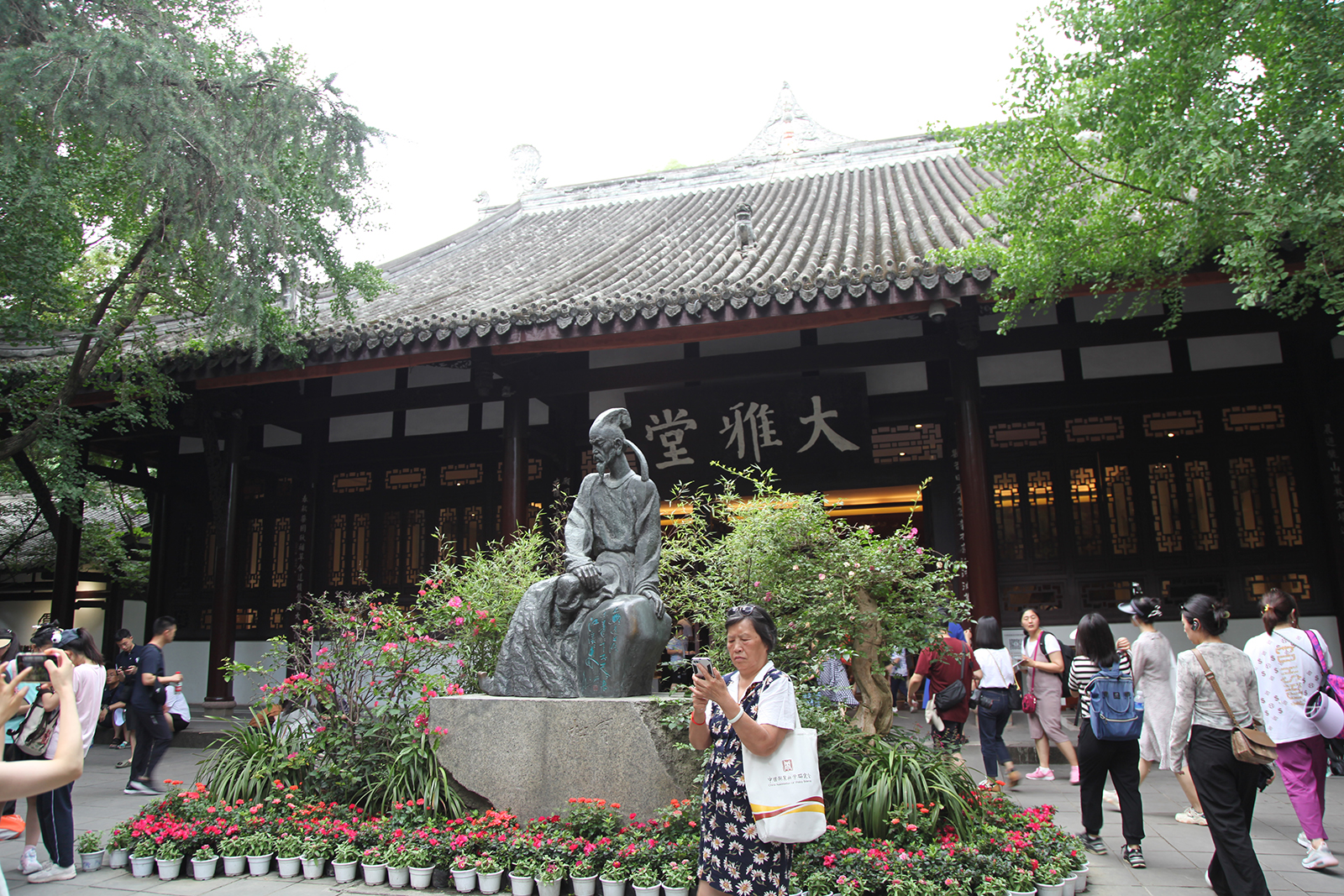 People visit the Chengdu Du Fu Thatched Cottage Museum in Sichuan Province. /CGTN